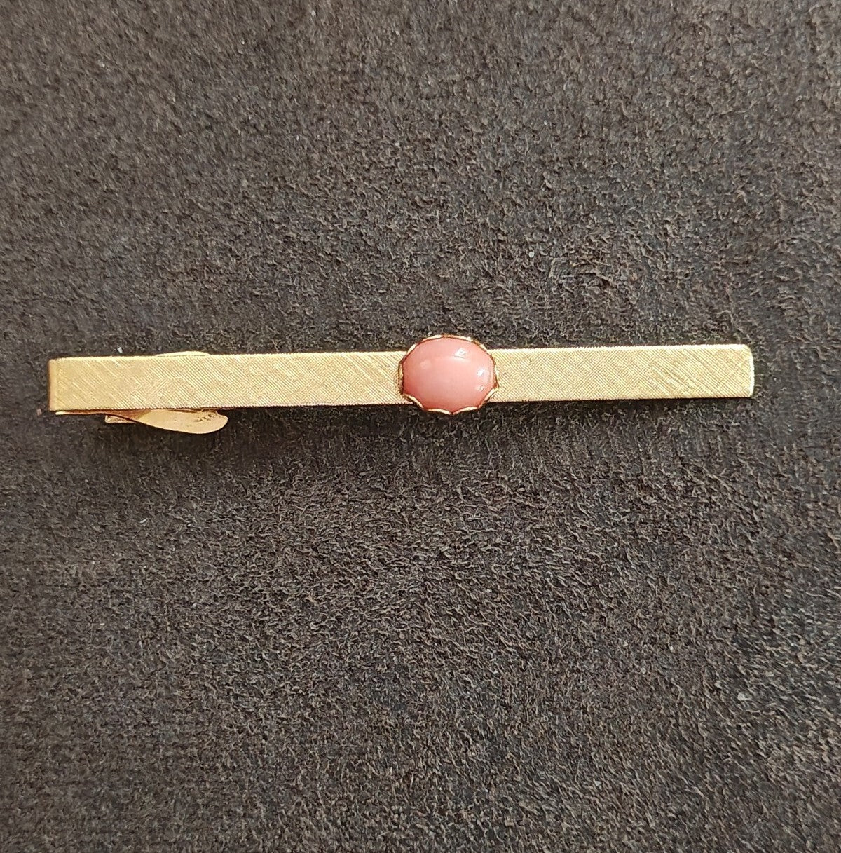 1950s/60s Gold Tone Tie Bar Clip With Oval Salmon Pink Coral Cabochon Stone