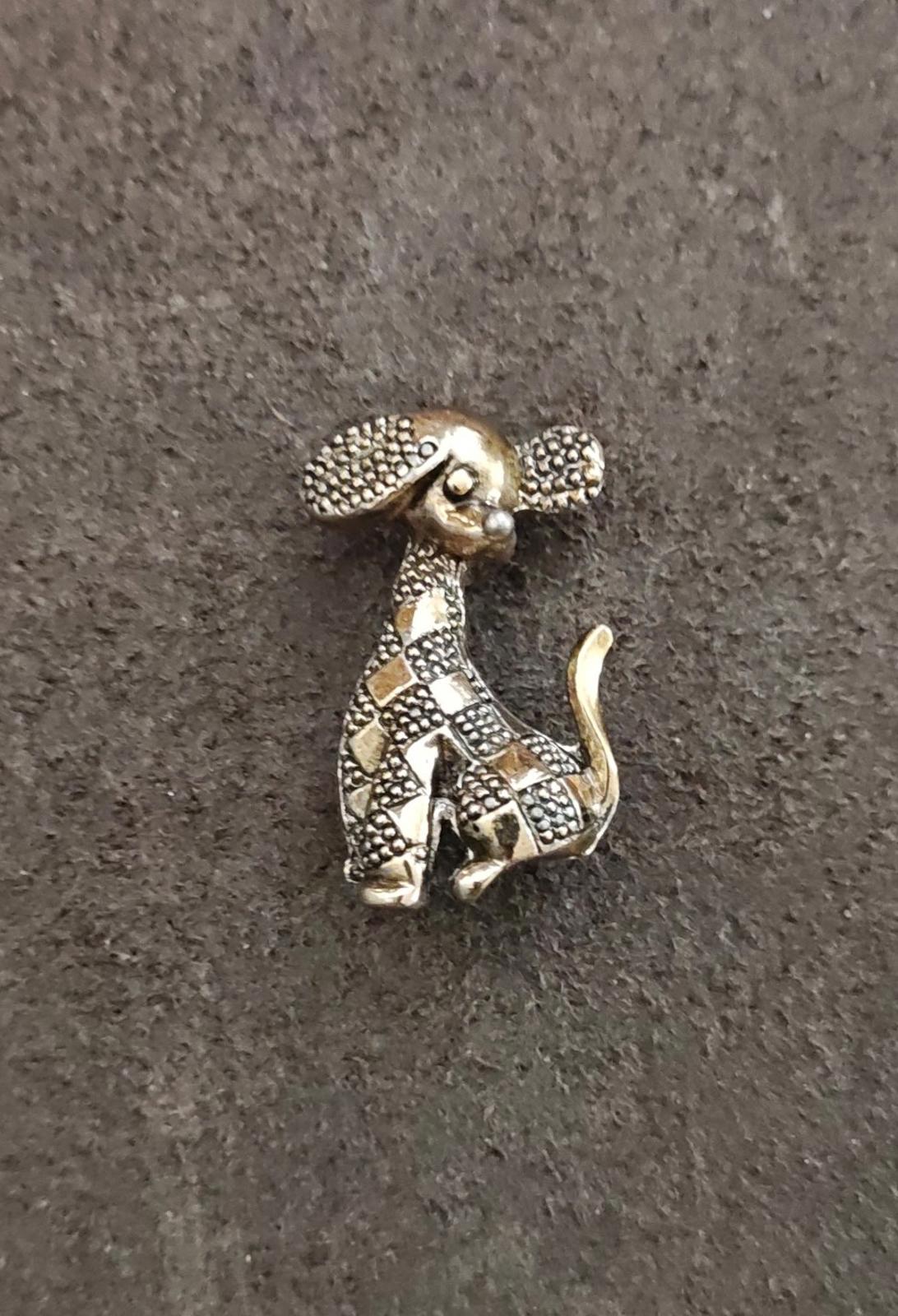 1950s/60s Textured Gold Tone Patchwork Dog Brooch