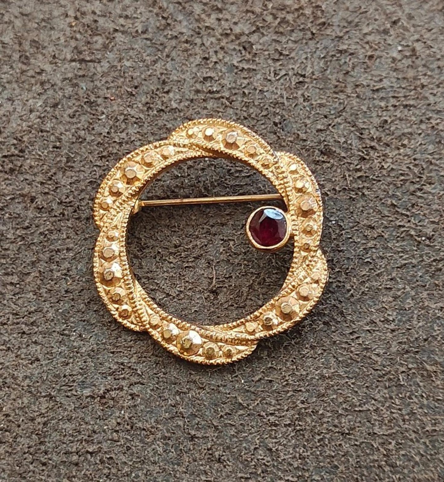 1950s Edwardian Style Circle Gold Tone Faceted Solitaire Garnet Gemstone Brooch