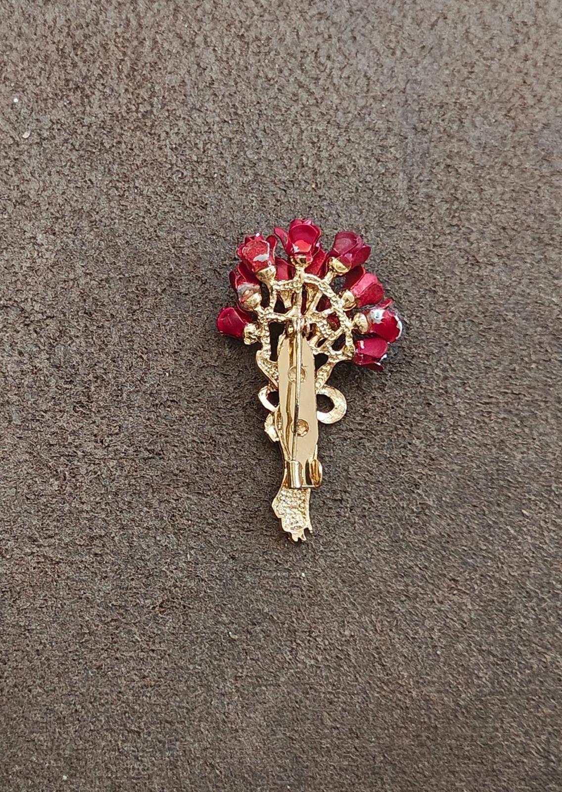 1970s Red Rose Flowers Bouquet Gold Tone Enamel Brooch