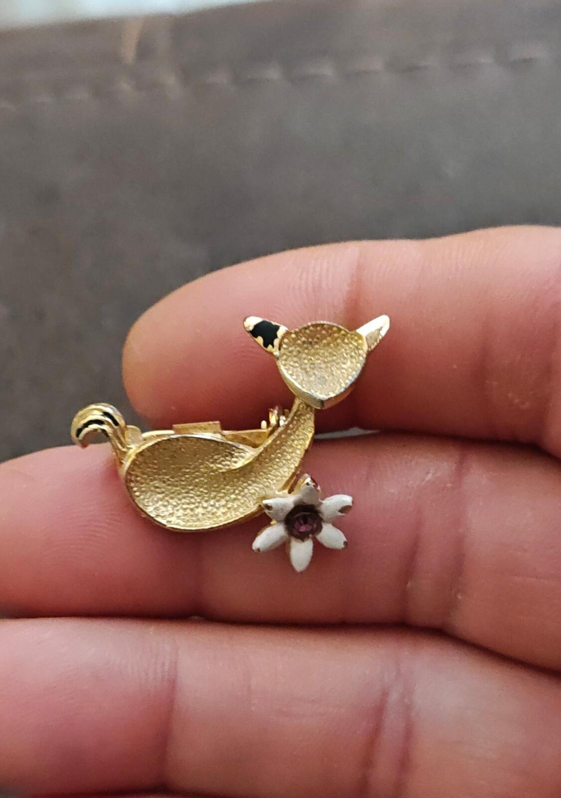 60s Gold Tone Textured Cat Holding a White Flower With Purple Rhinestone Brooch