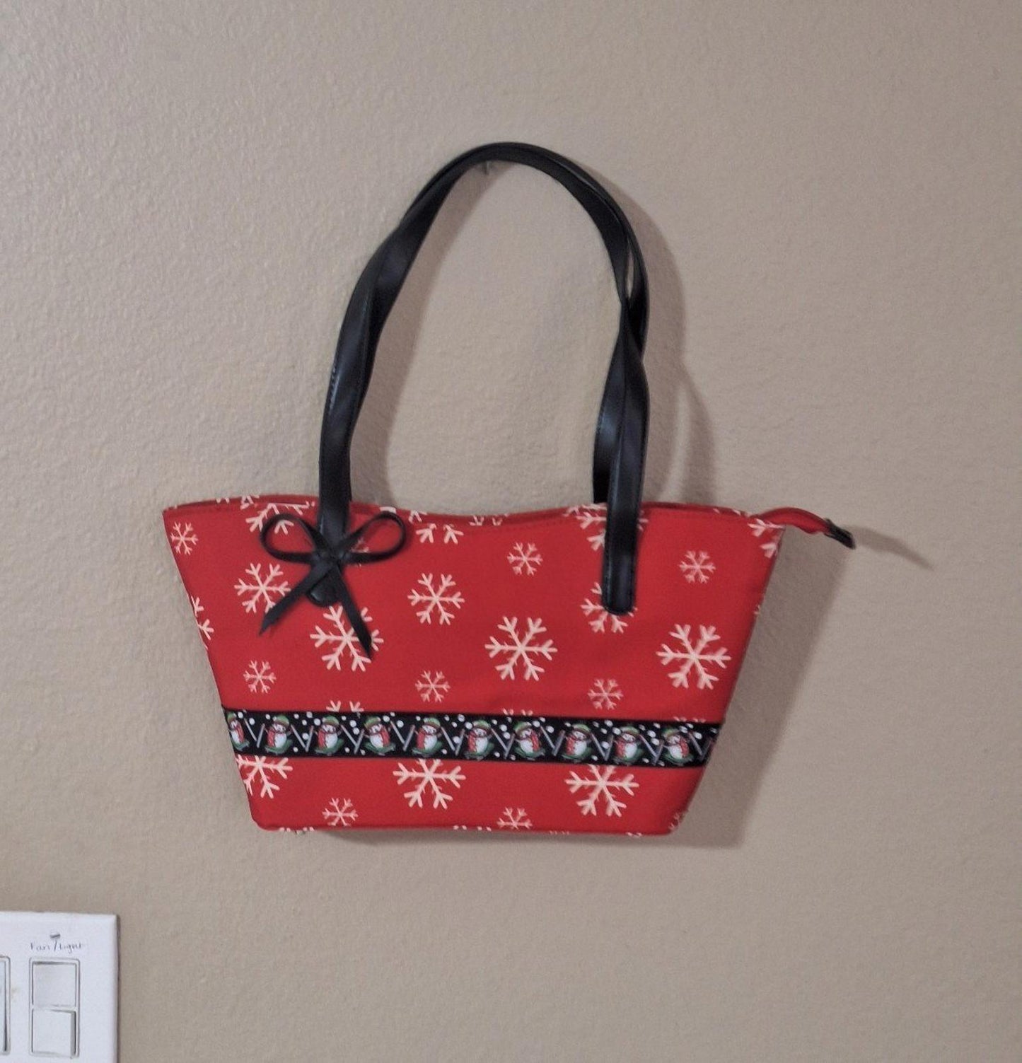 Classic Christmas Snowman With Snowflakes Red Green White Black Handbag