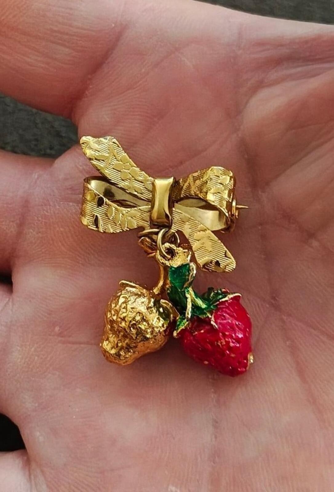 1970s/80s Sweet Strawberry Textured Gold Tone  Dangle Enamel Brooch