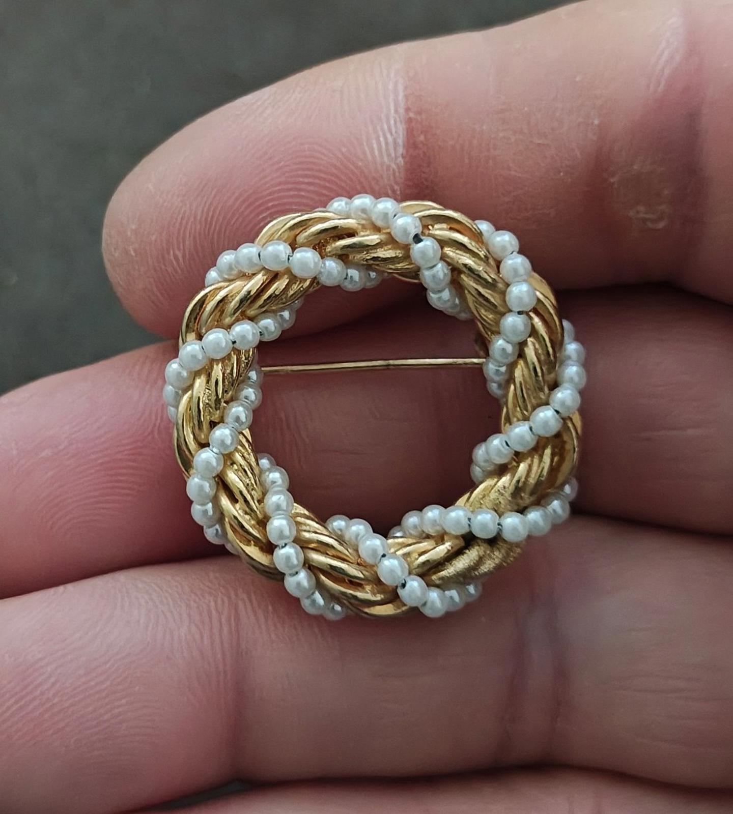 1960s/70s Gold Tone Twisted Rope Braided With Faux Pearls Circle Brooch