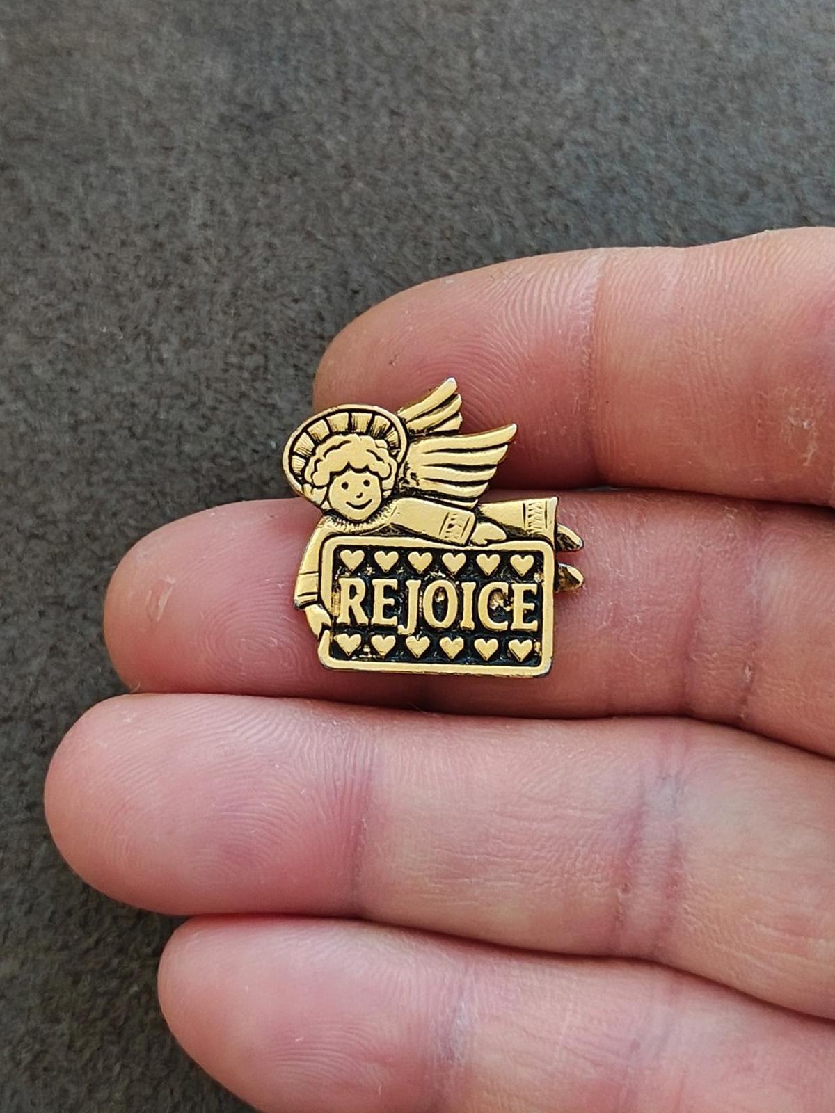 1980s Angel Holding A Rejoice Banner Gold Tone Pin