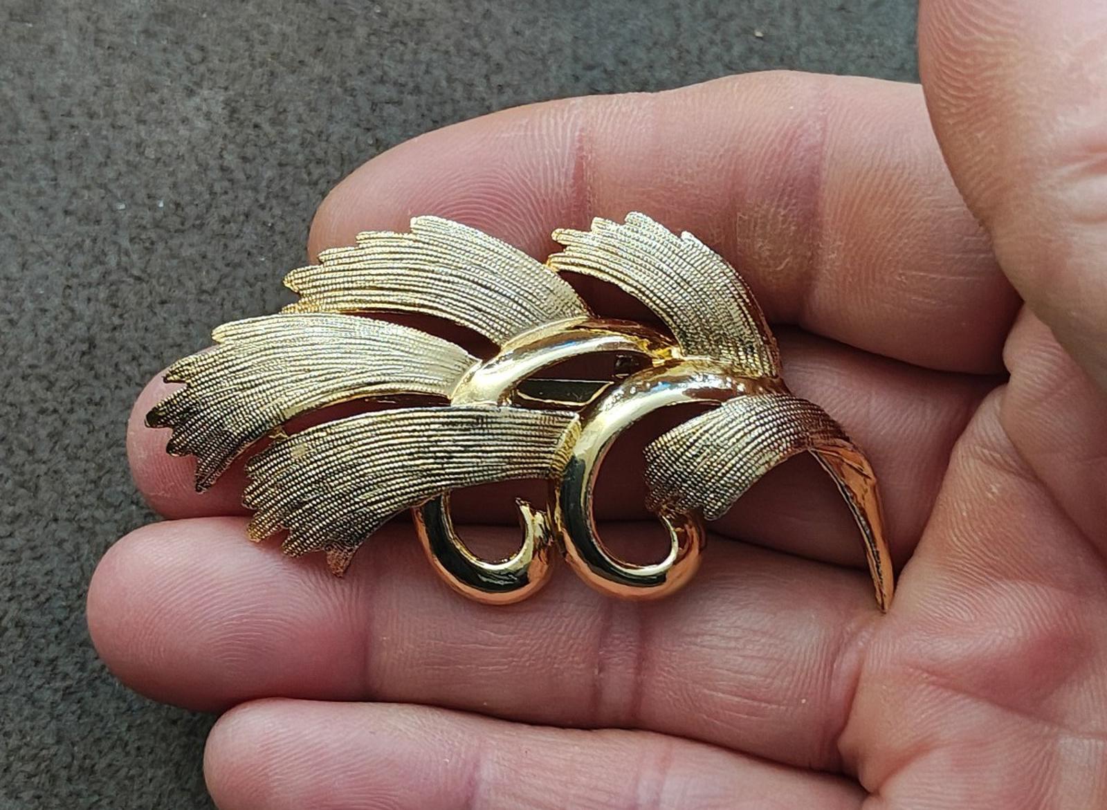 Vintage Gold Tone Abstract Textured Leaf Brooch Pin