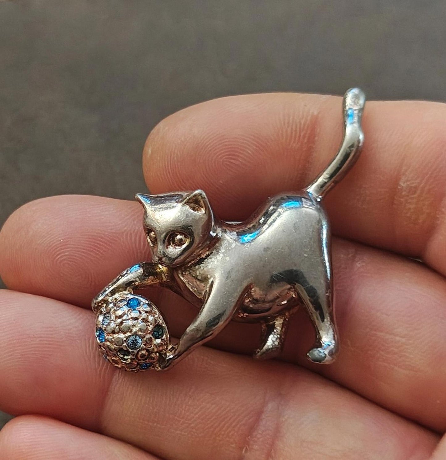 1980s Silver Tone Cat Playing With a Ball Brooch In Good Condition.
