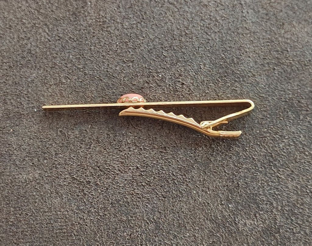 1950s/60s Gold Tone Tie Bar Clip With Oval Salmon Pink Coral Cabochon Stone