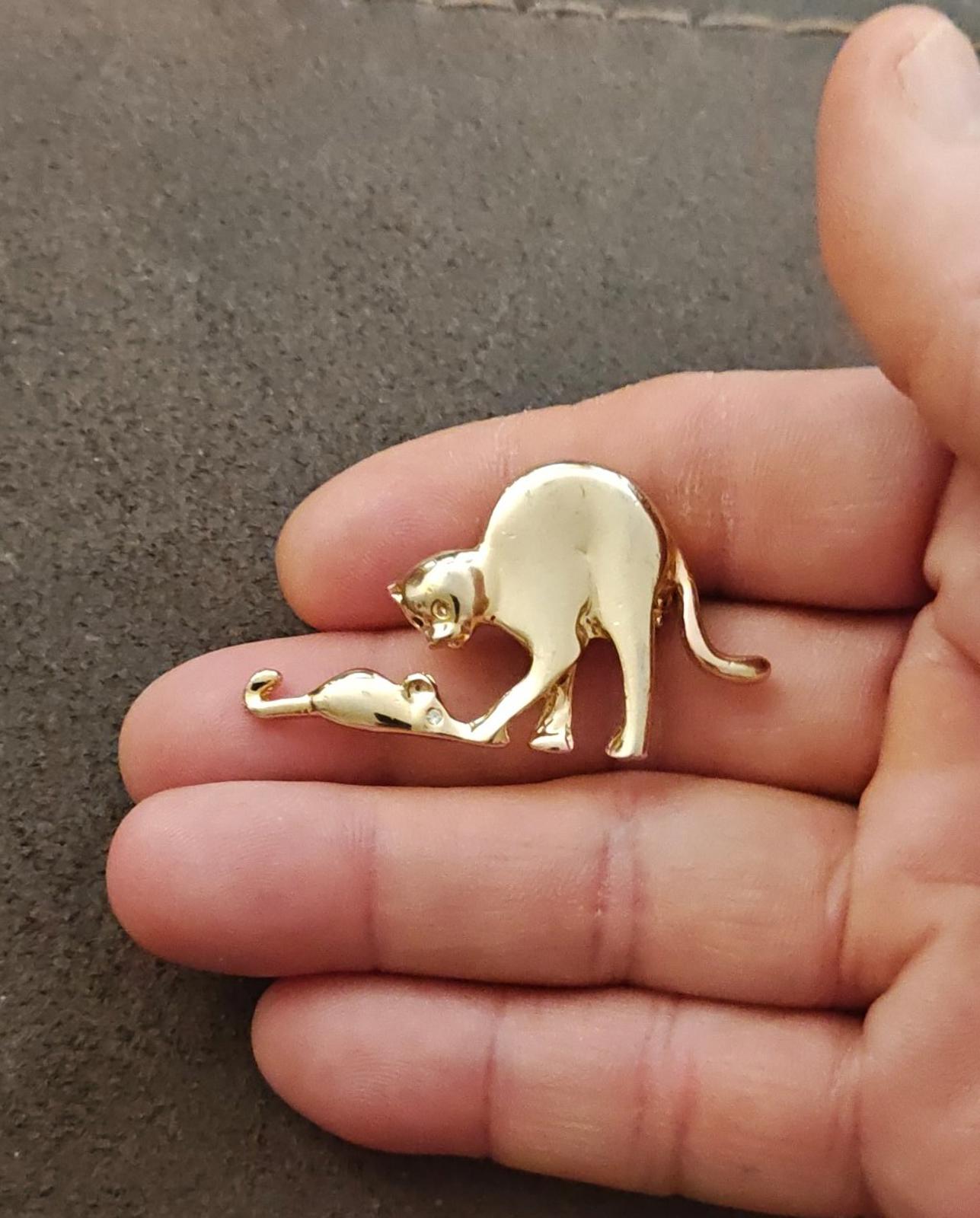 1980s Gold Tone With Clear Rhinestone Cat Chasing Mouse Brooch