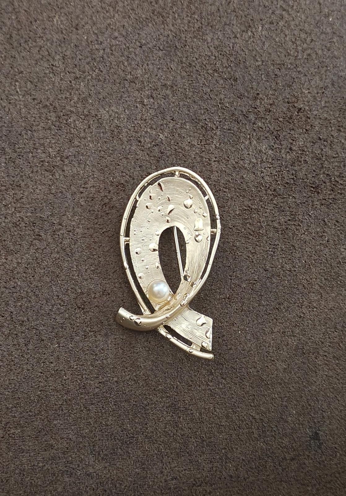 1960s Gold Tone Textured Abstract Faux Pearl Brooch Pin