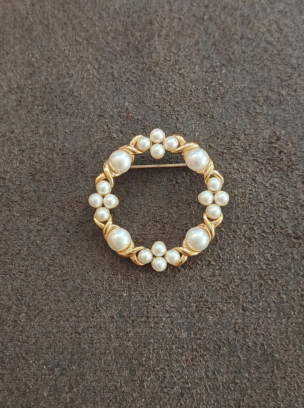 1980s Gold Tone Faux Pearl Open Circle Wreath Brooch Pin.