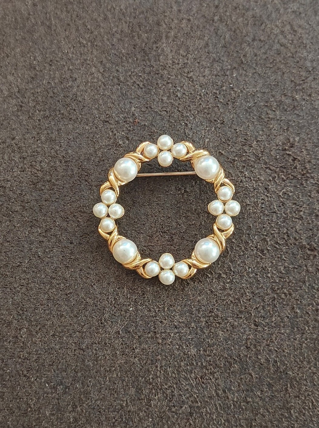1980s Gold Tone Faux Pearl Open Circle Wreath Brooch Pin.