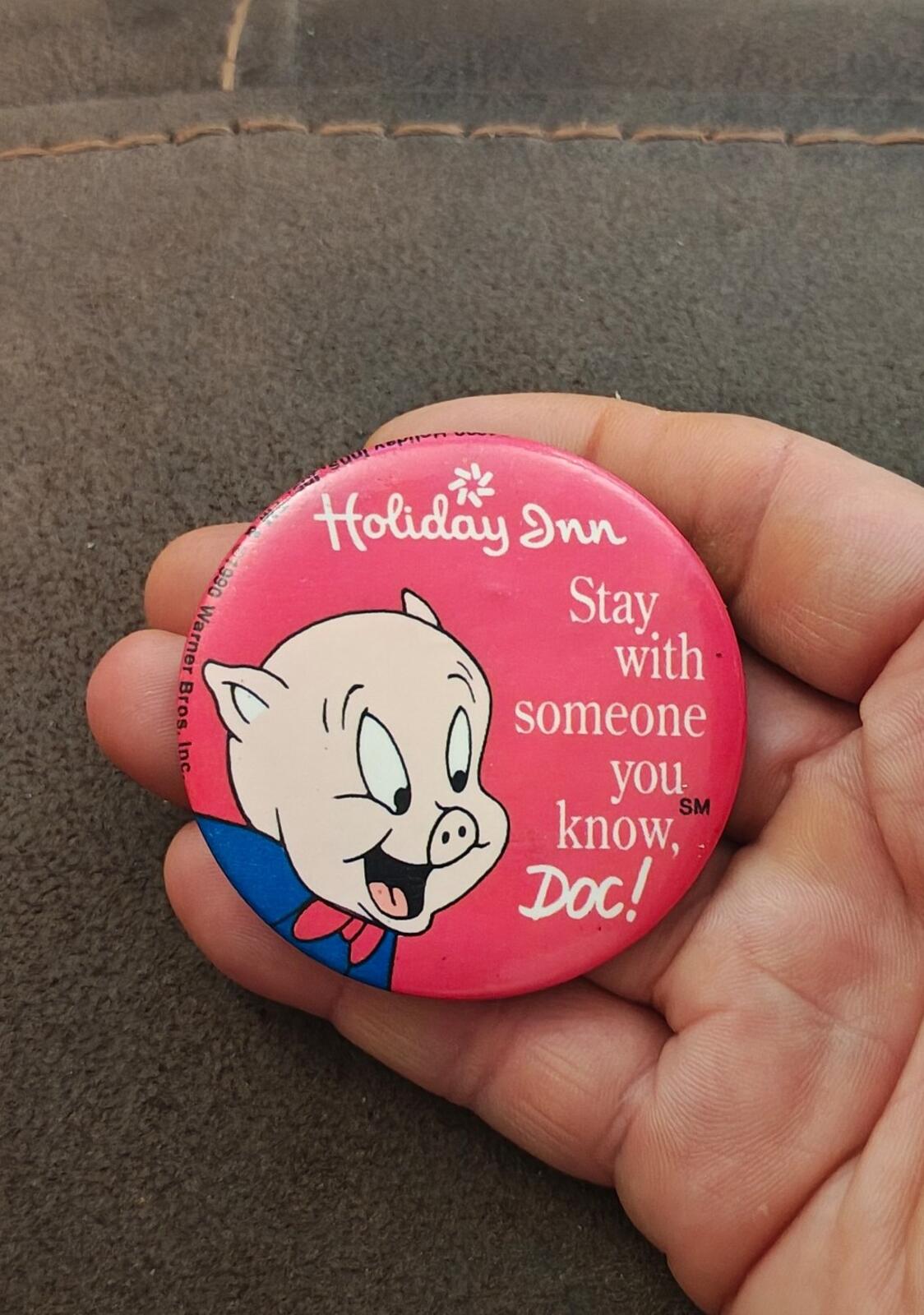 1990 Holiday Inn Promotional Button Pin Featuring Porky Pig From Looney Tunes