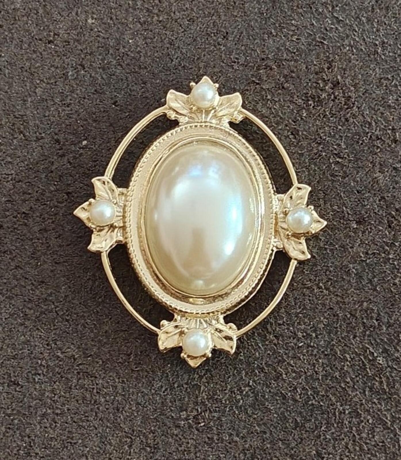 1970/80s Victorian Style Gold Tone Brooch With An Oval Faux Mabe Pearl Cabochon