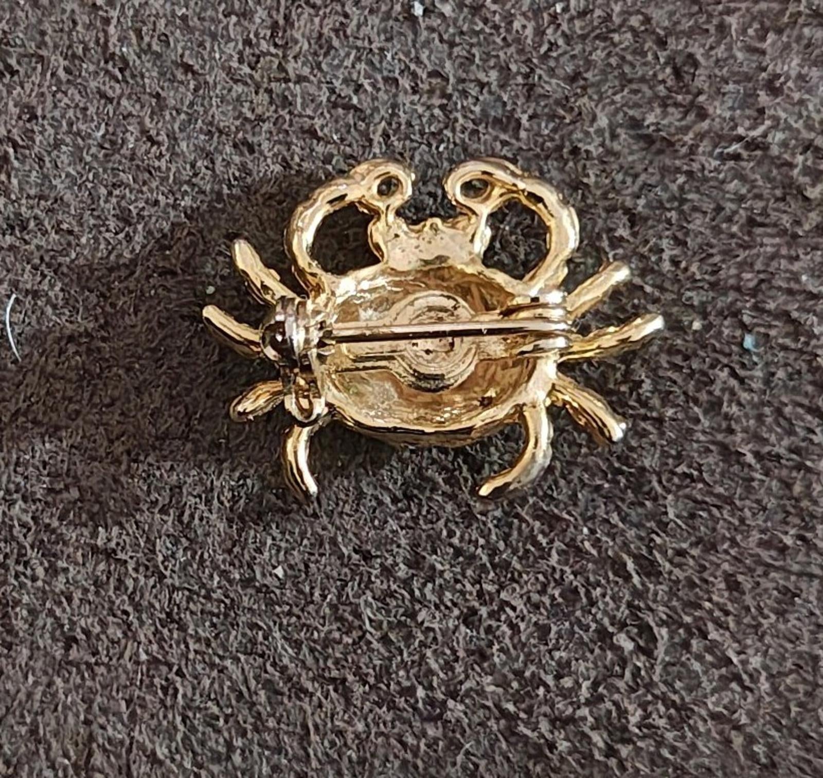 Gold-tone crab brooch pin back view with smooth bar pin and ridged shell detail