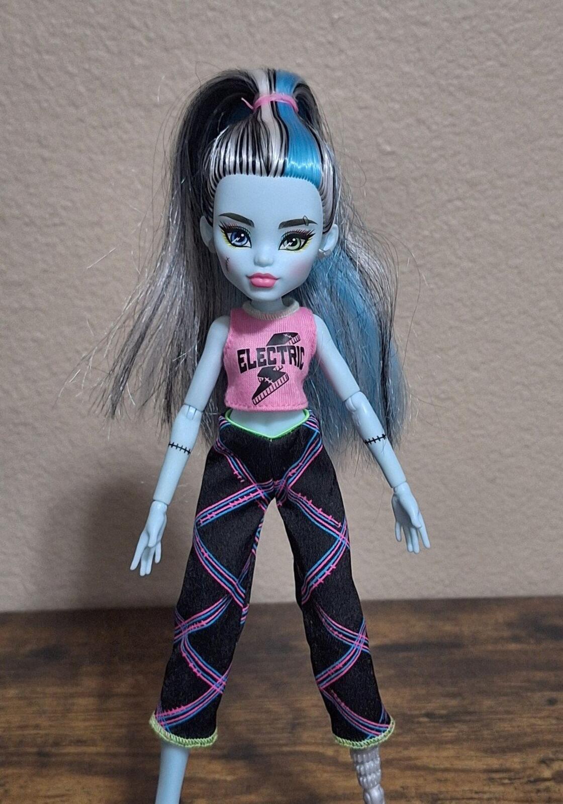 2021 Monster High Frankie Stein Doll With Pink & Black Outfit.