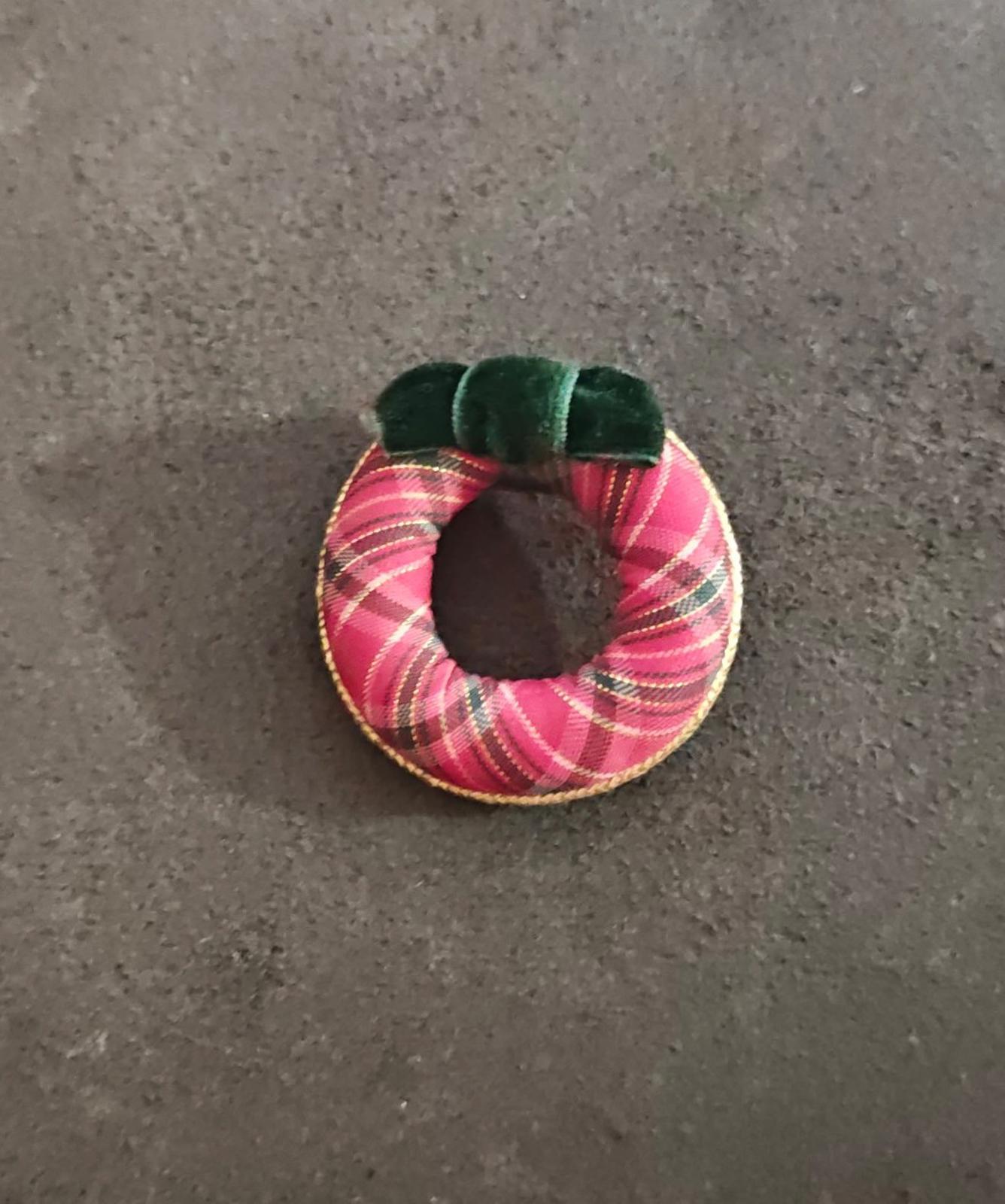 1984 Avon Red Plaid Holiday Christmas Wreath Brooch
