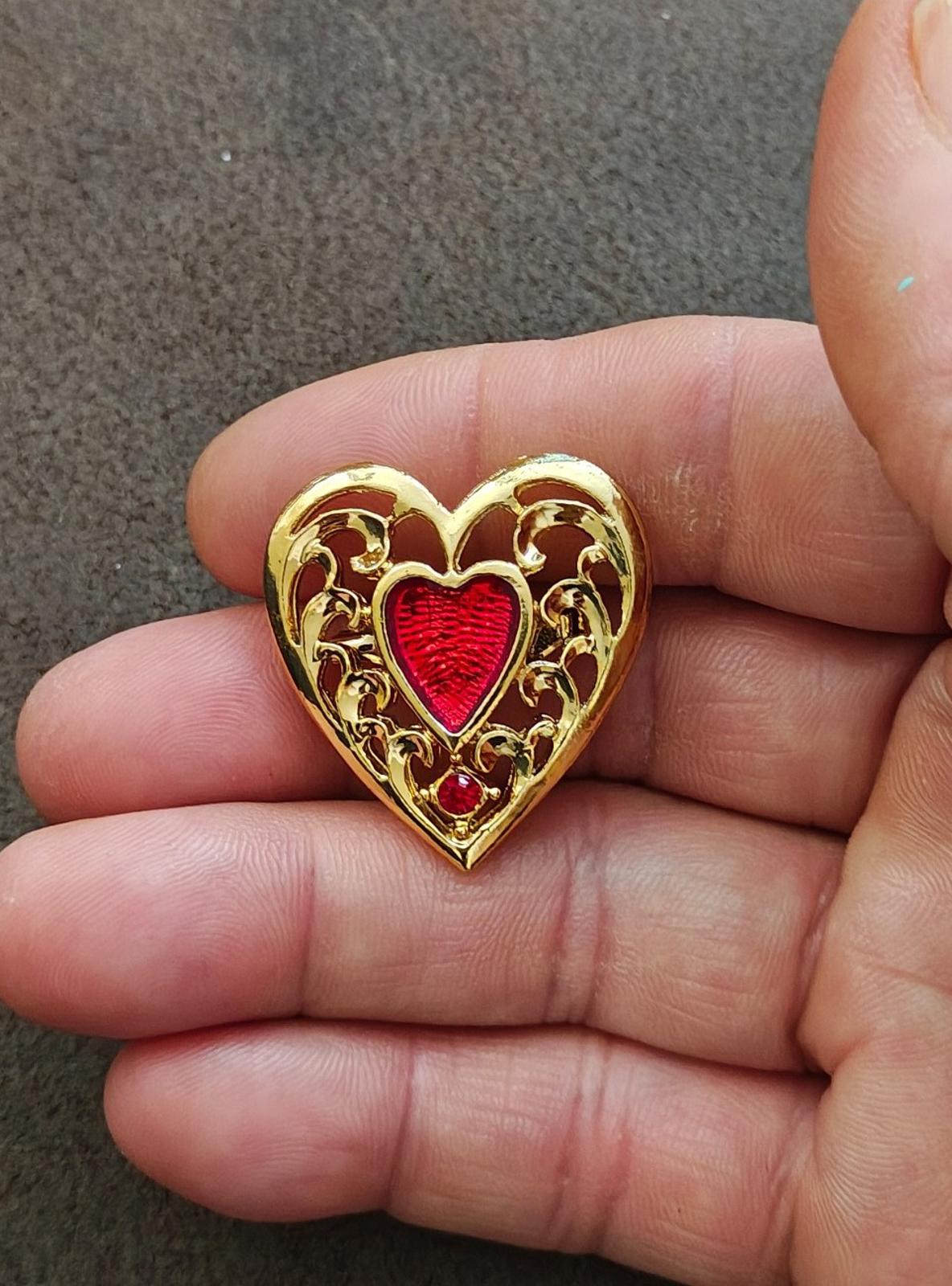 80s Gold Tone Art Deco Style With Red Enamel Heart In The Center Brooch