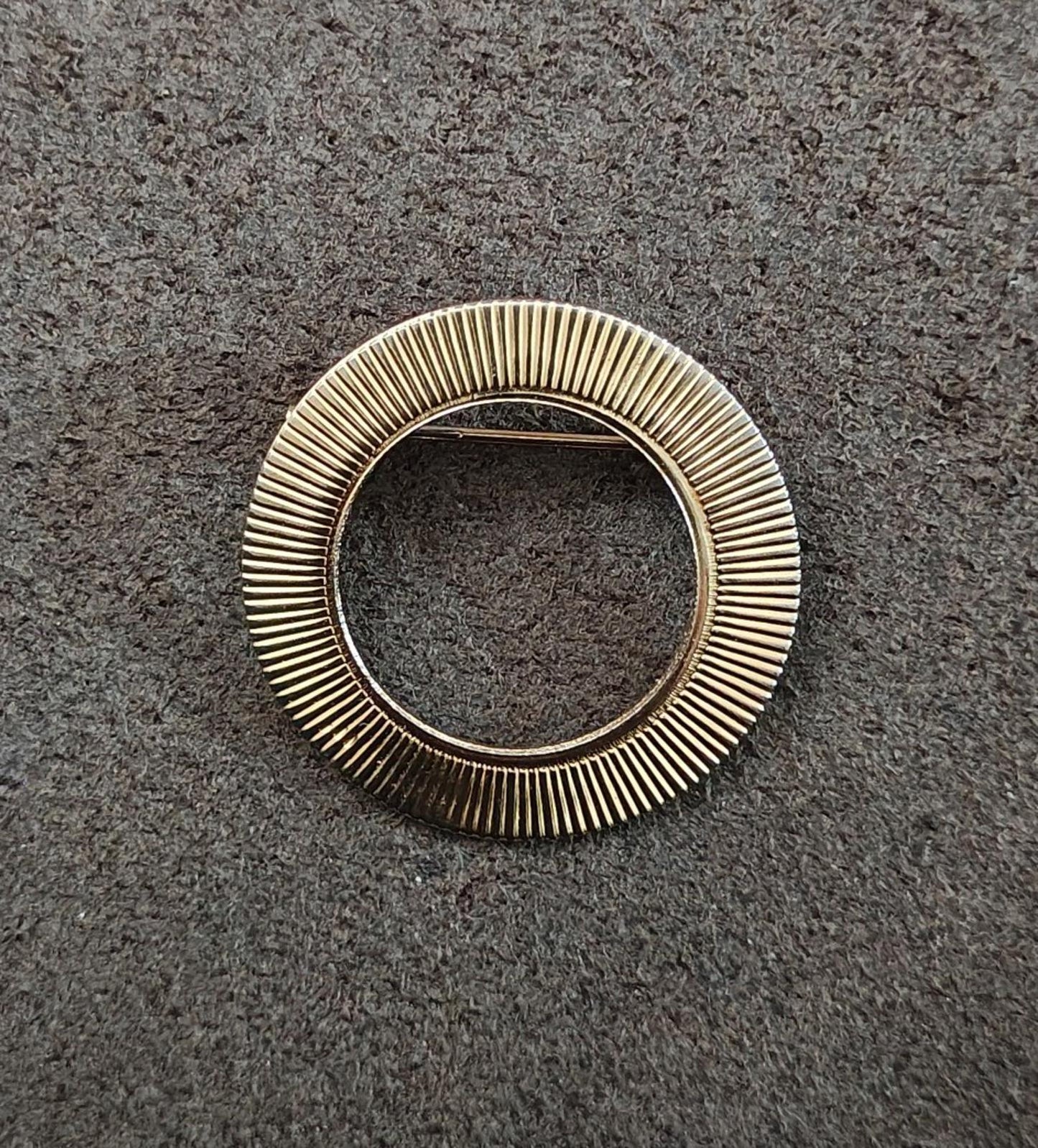 1980s Vintage Ribbed  Openwork Circle Gold Tone Brooch Pin