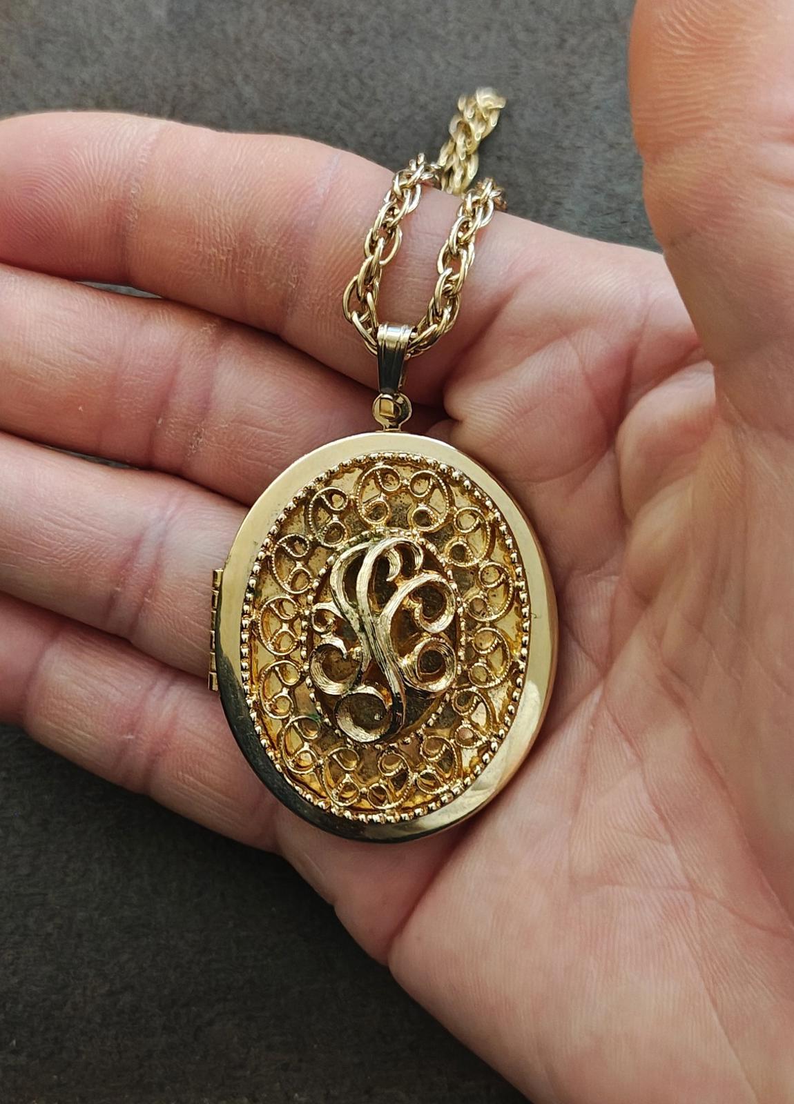 1972 Sarah Coventry "Heirloom" Gold Tone Locket Necklace