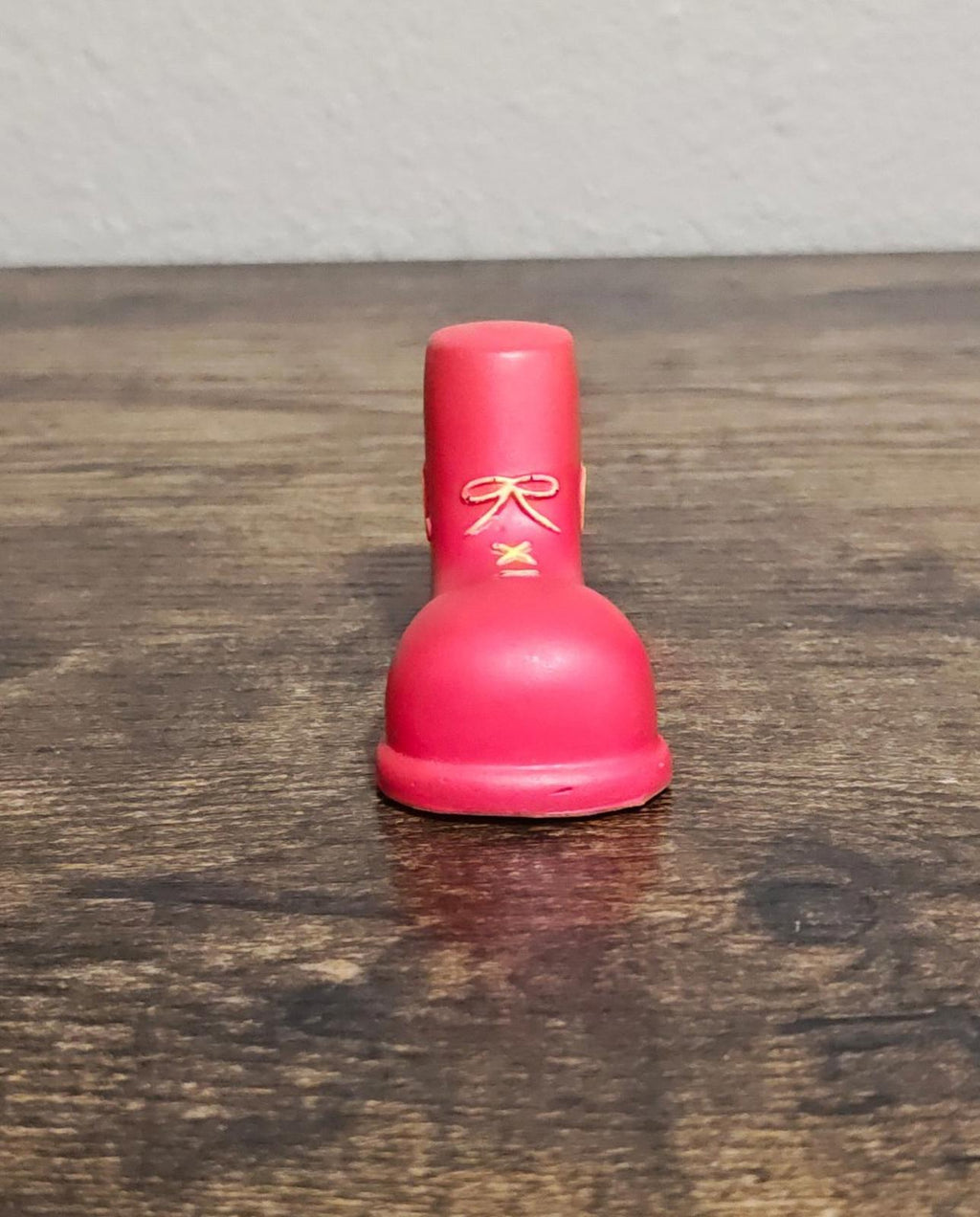 Red shoe antenna topper figurine front view of toe with gold bow detail