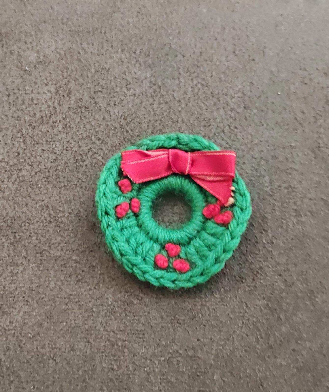 1980s Handcrafted Knitted Christmas Wreath Brooch