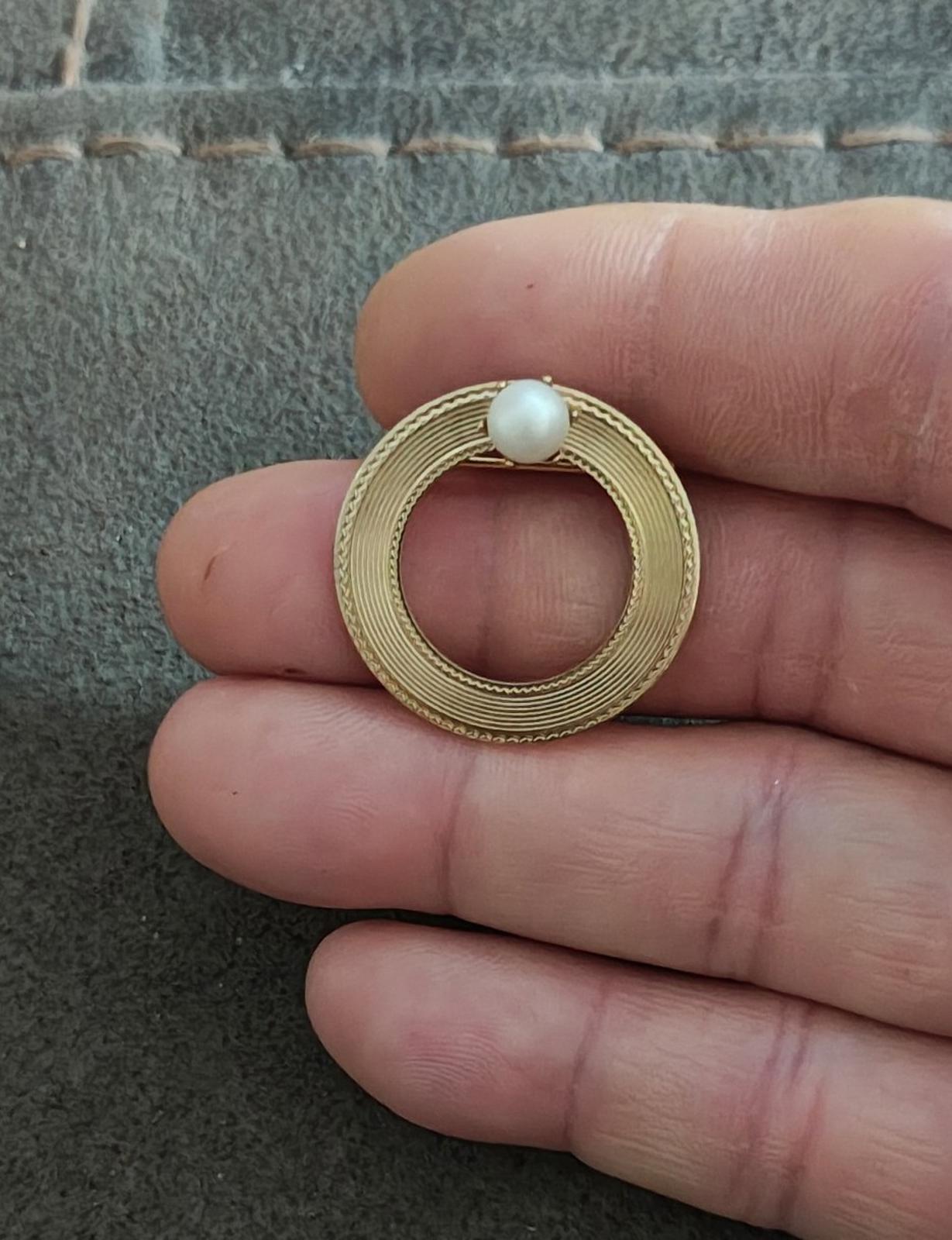 1980's Circle Textured With Faux Pearl Gold Tone Brooch Pin