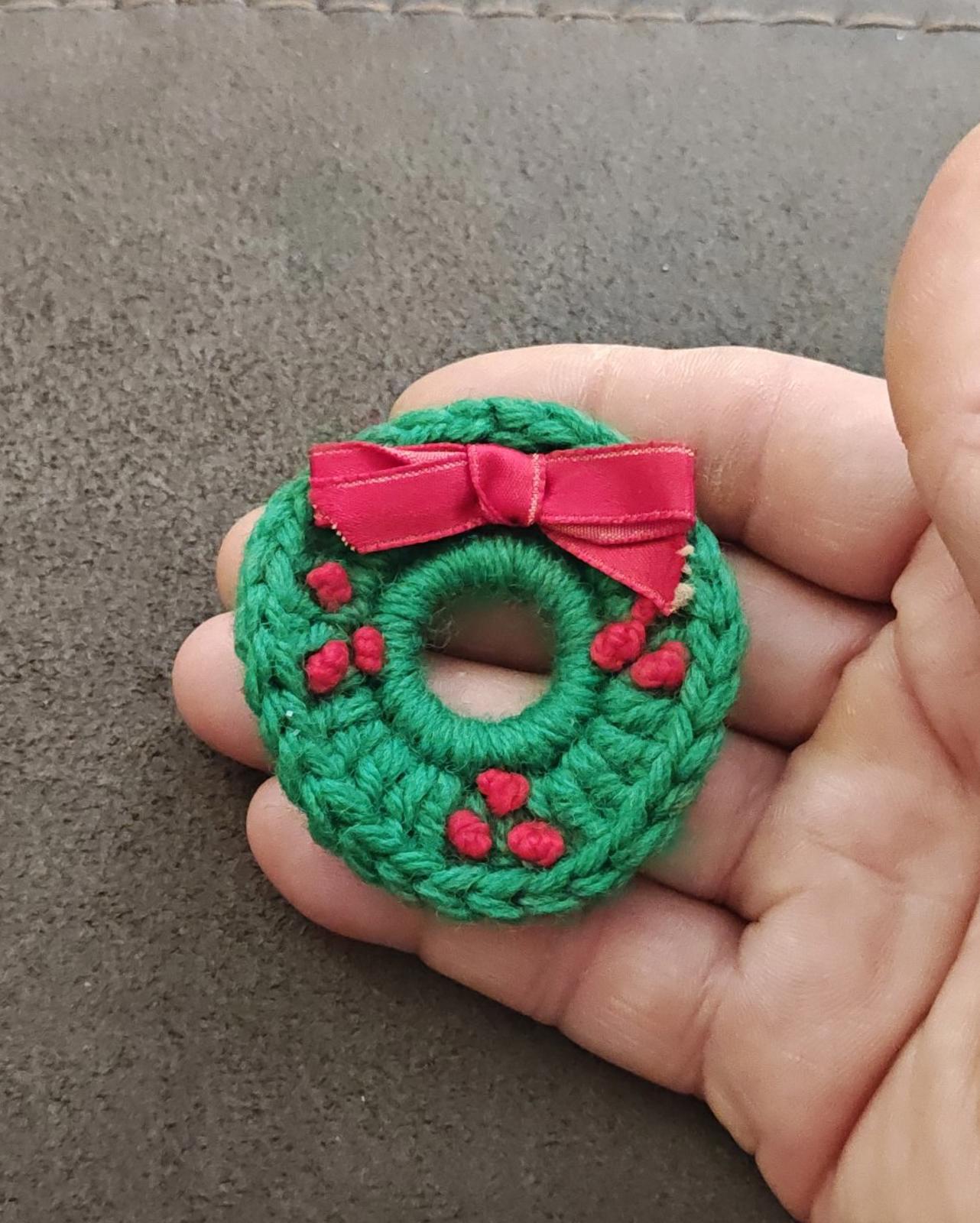1980s Handcrafted Knitted Christmas Wreath Brooch