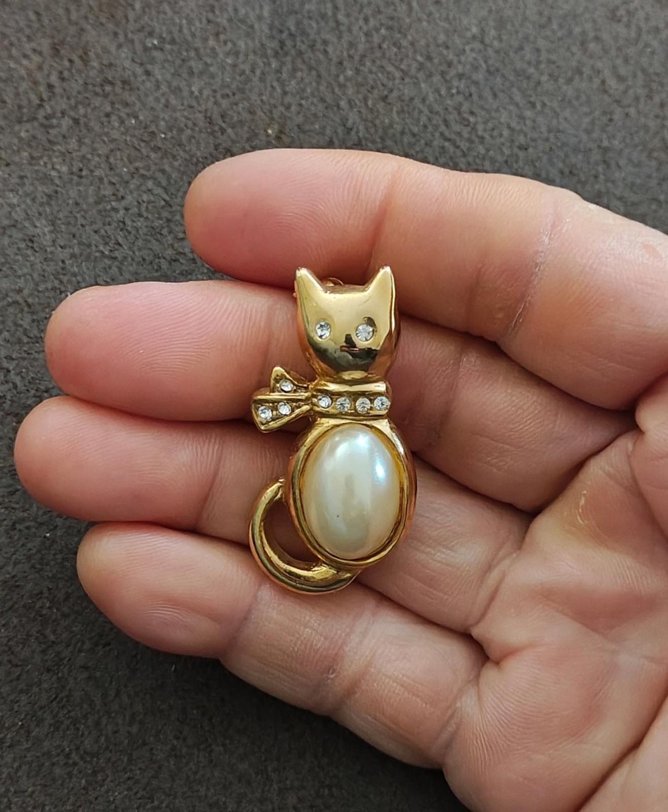 1980s Jelly Belly Cat  Gold Tone Brooch With Large Faux Pearl and Rhinestones