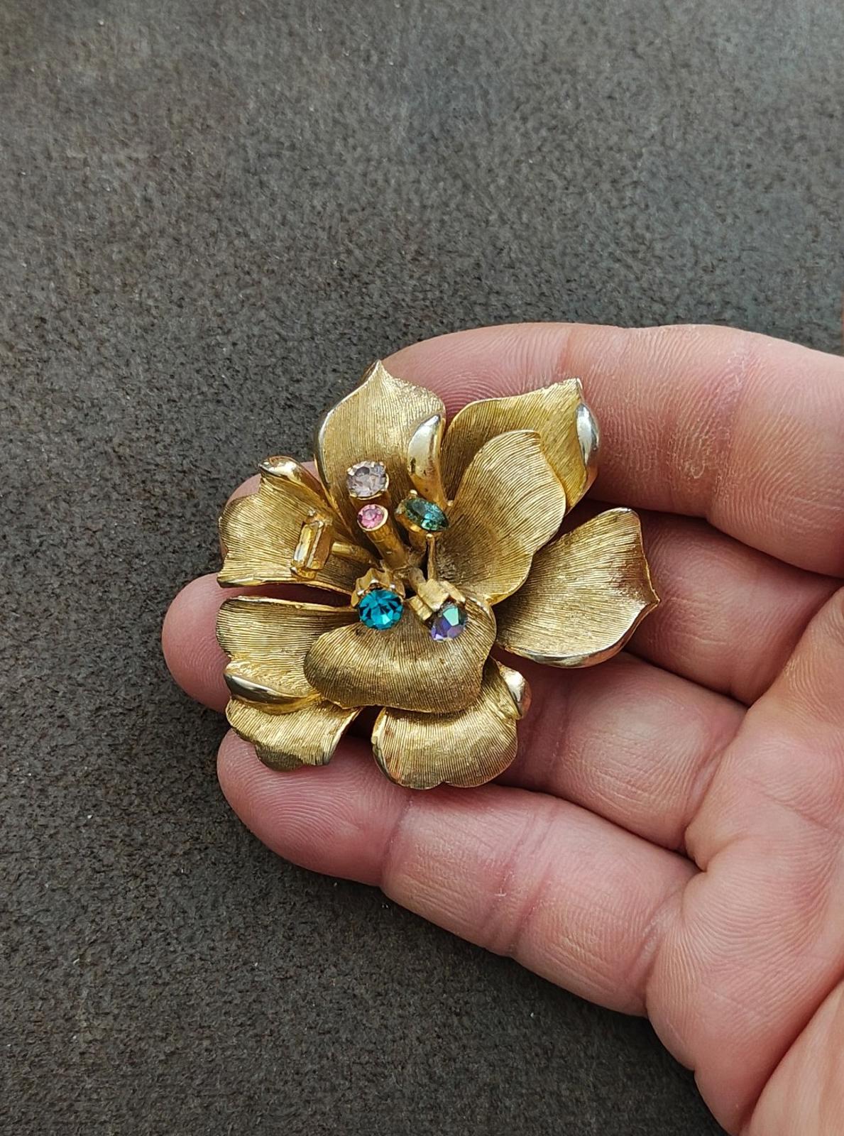 1950s/60s BSK Pansy Flower Gold Tone Textured With Rhinestones Brooch