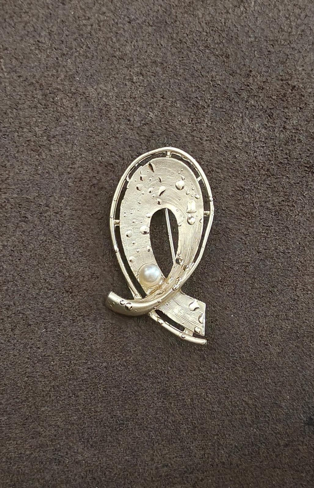 Gold-tone oval abstract brooch pin with faux pearl and open cutout center