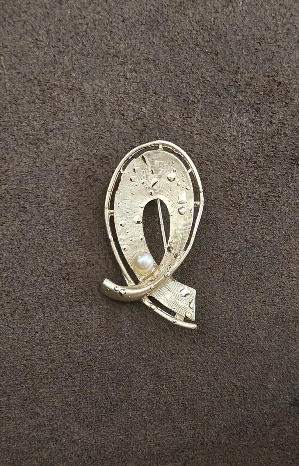 1960s Gold Tone Textured Abstract Faux Pearl Brooch Pin