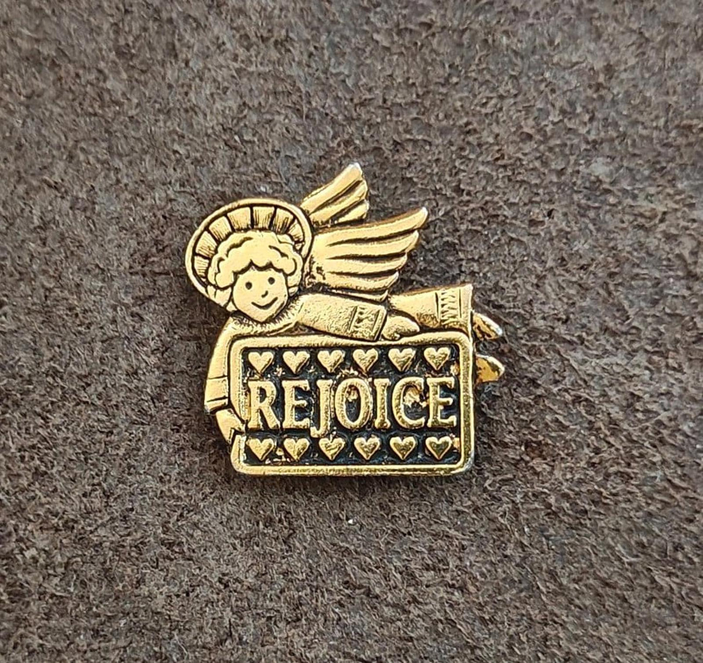 1980s Angel Holding A Rejoice Banner Gold Tone Pin