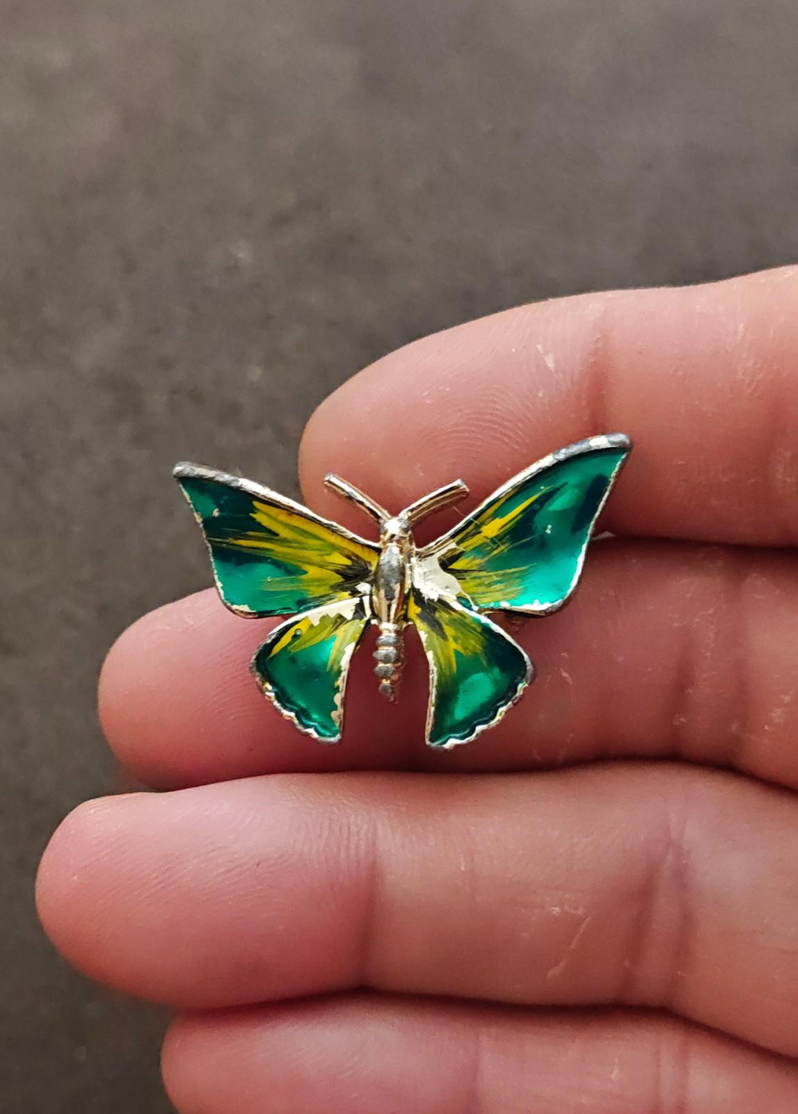 1980s Gold Tone Yellow and Green Enamel Brooch.
