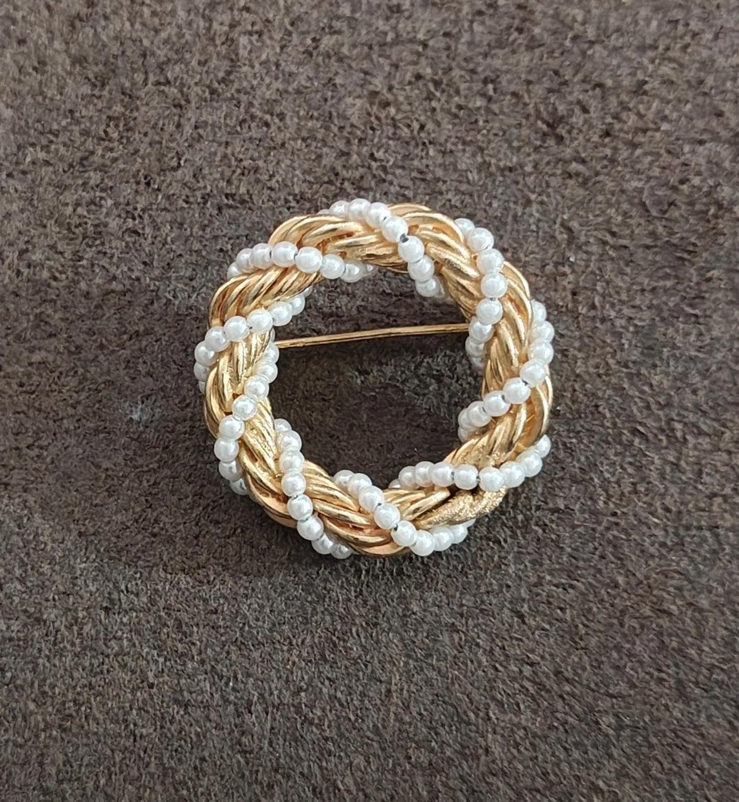 1960s/70s Gold Tone Twisted Rope Braided With Faux Pearls Circle Brooch