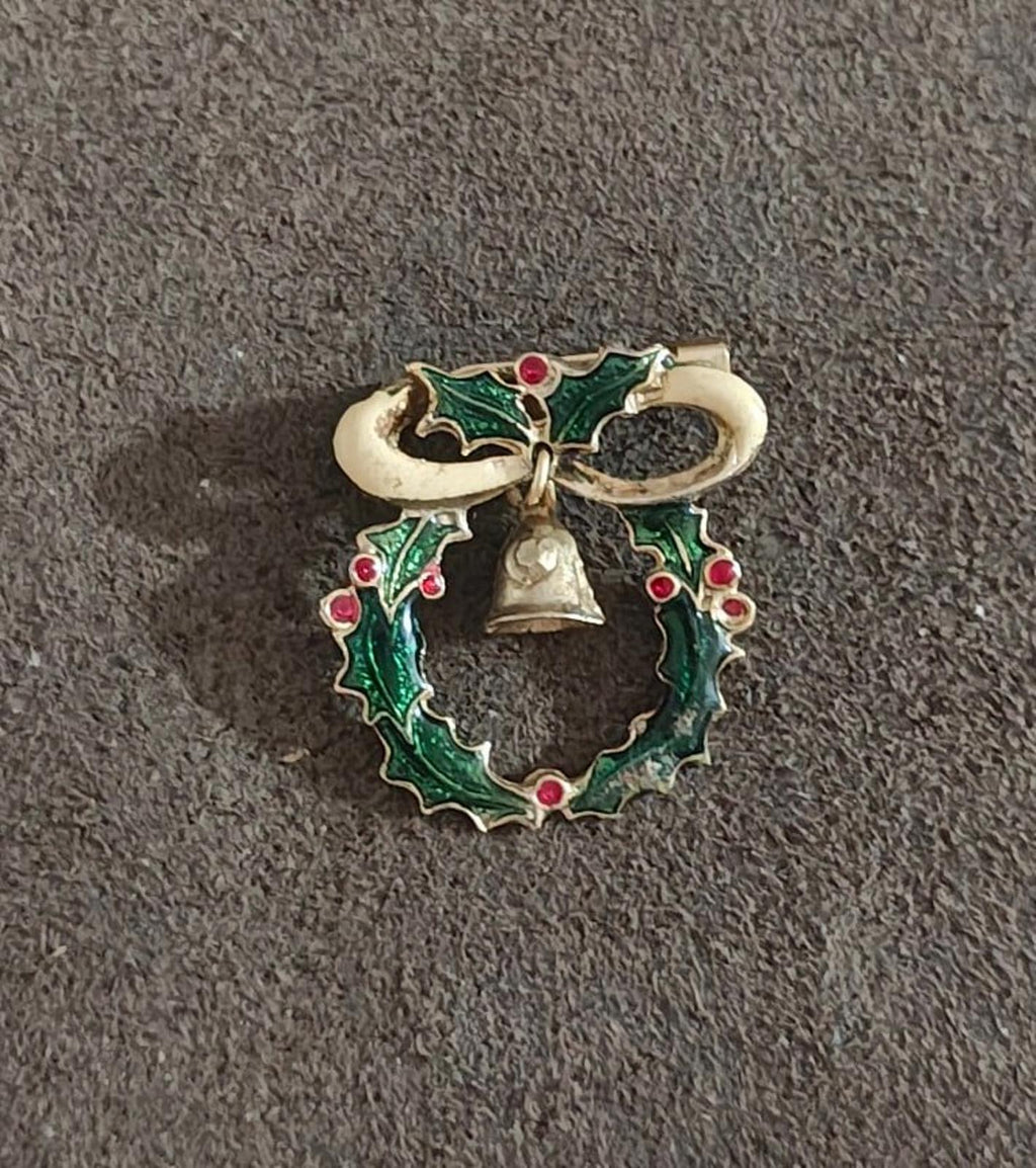 Small Christmas wreath enamel brooch with green leaves, red berries, and gold bell