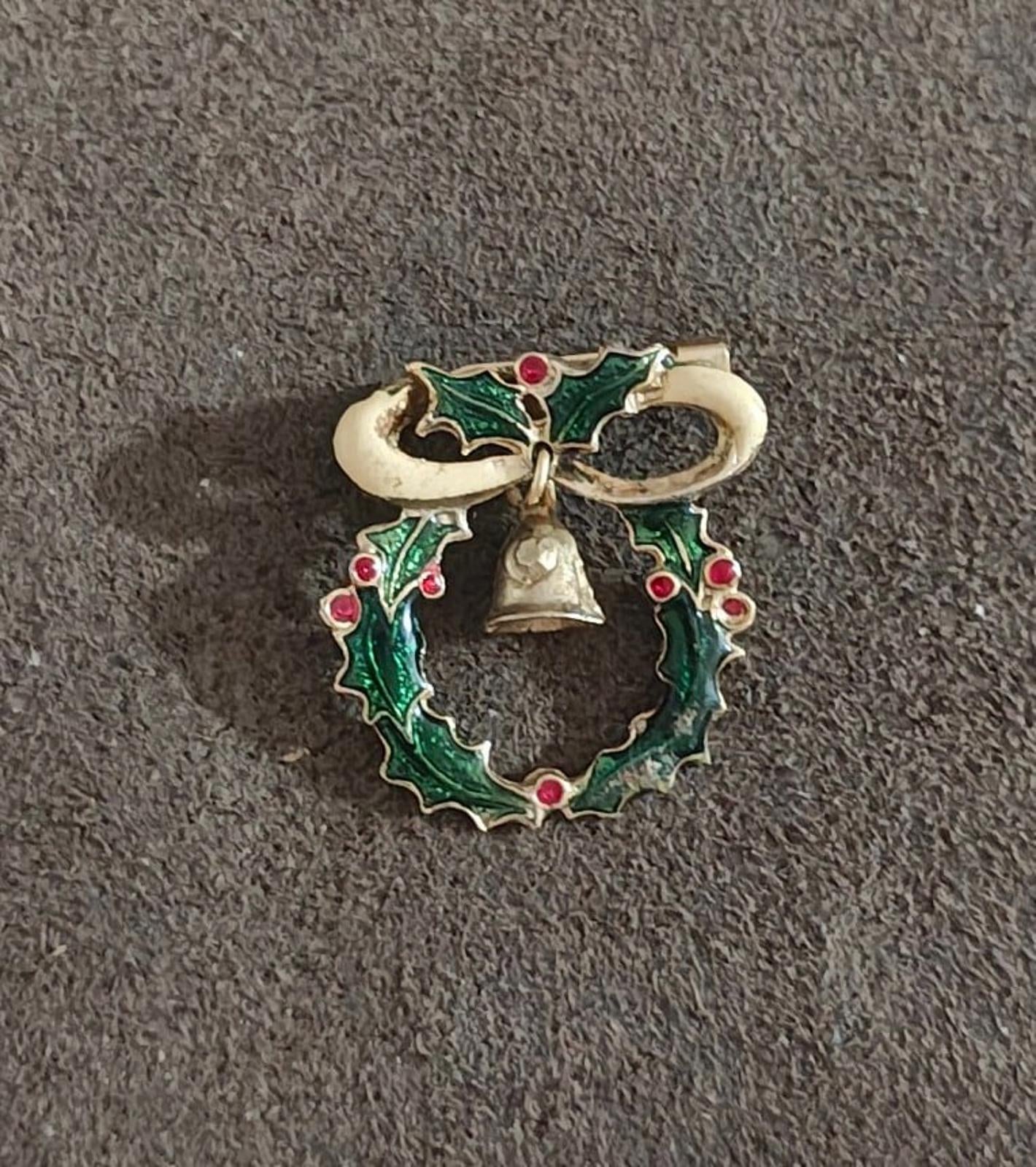 Small Christmas wreath enamel brooch with green leaves, red berries, and gold bell