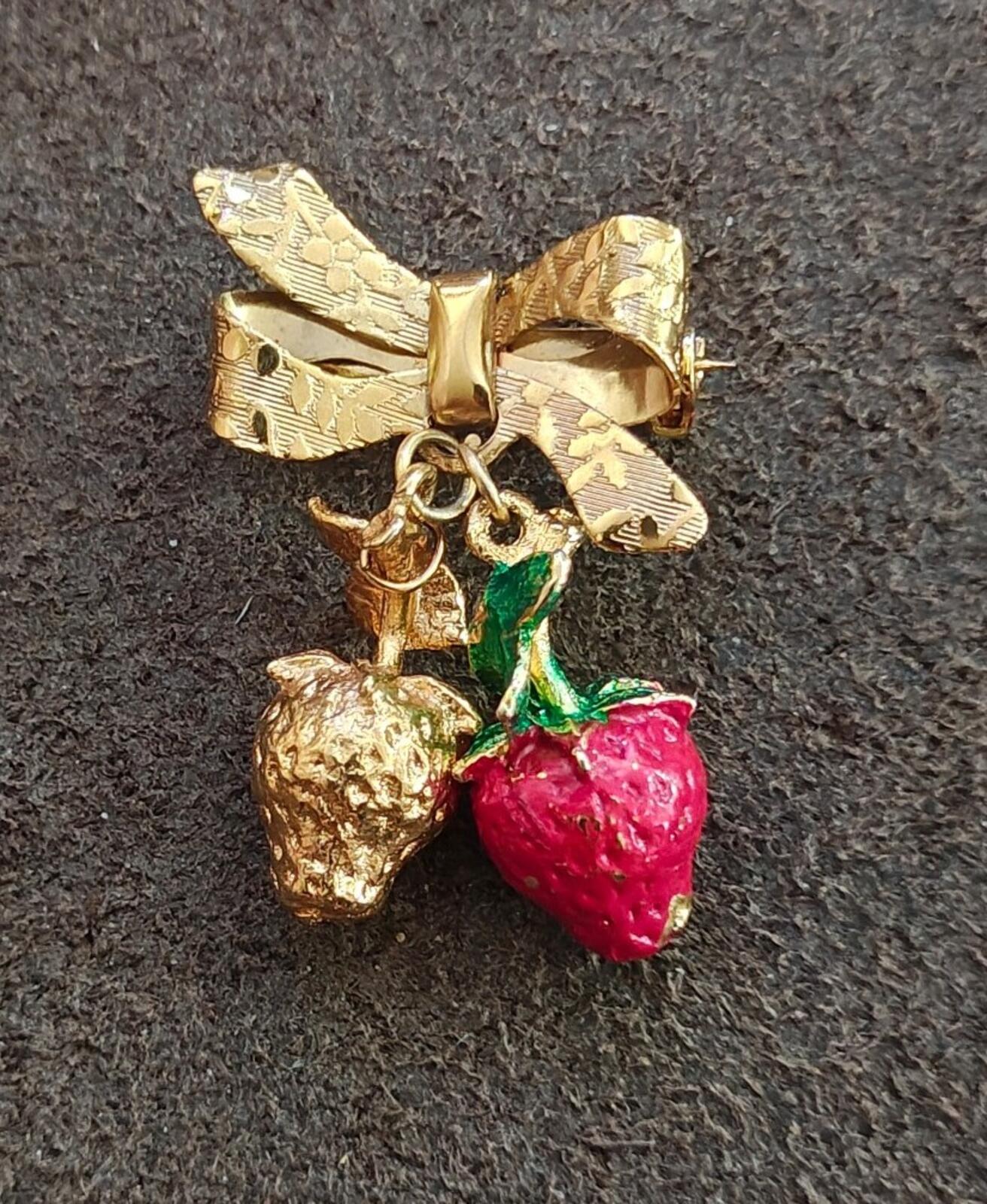 1970s/80s Sweet Strawberry Textured Gold Tone  Dangle Enamel Brooch