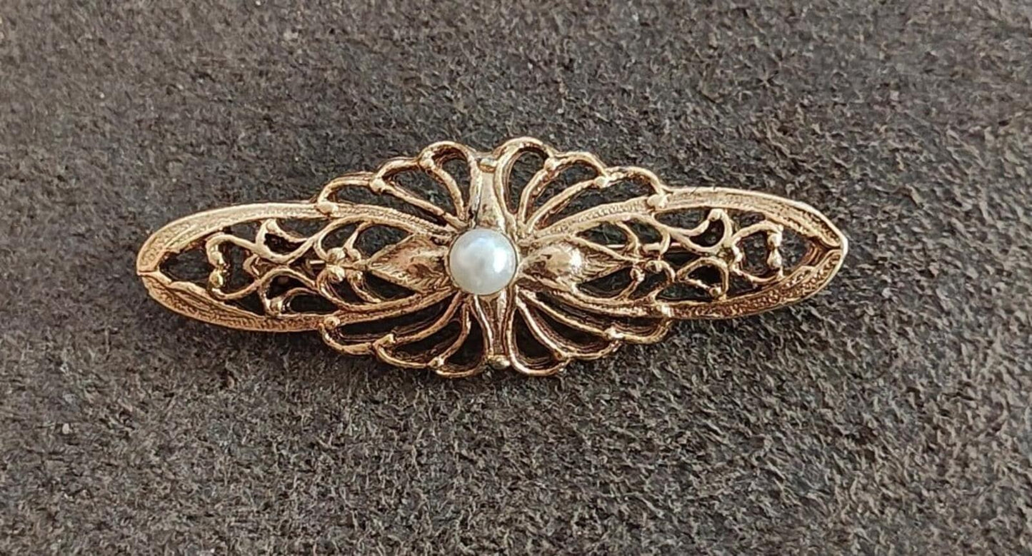 1980s Victorian Style Gold Tone Bar Brooch With a Central Faux Pearl Accent