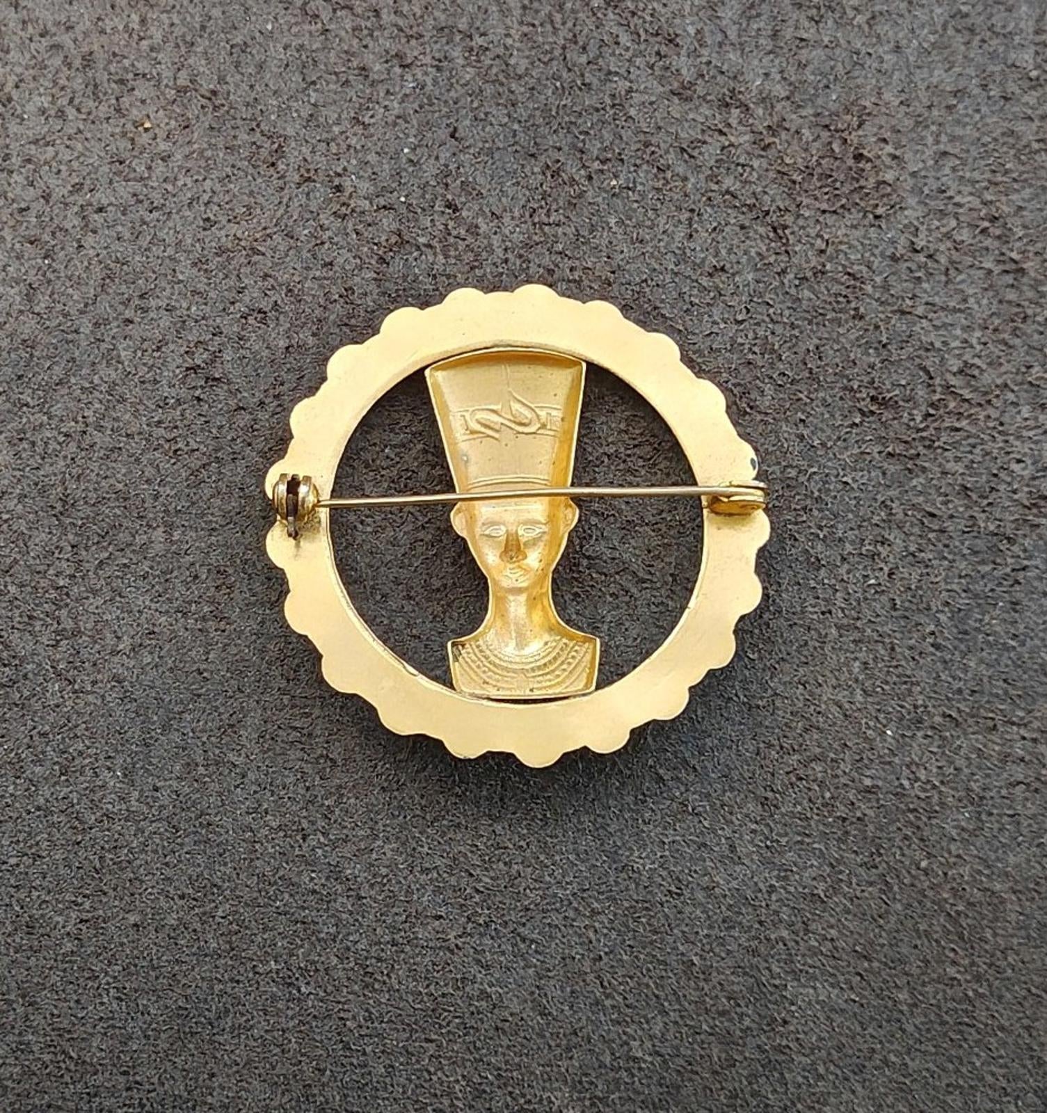 Gold-tone round brooch back with pin and clasp, circular frame design