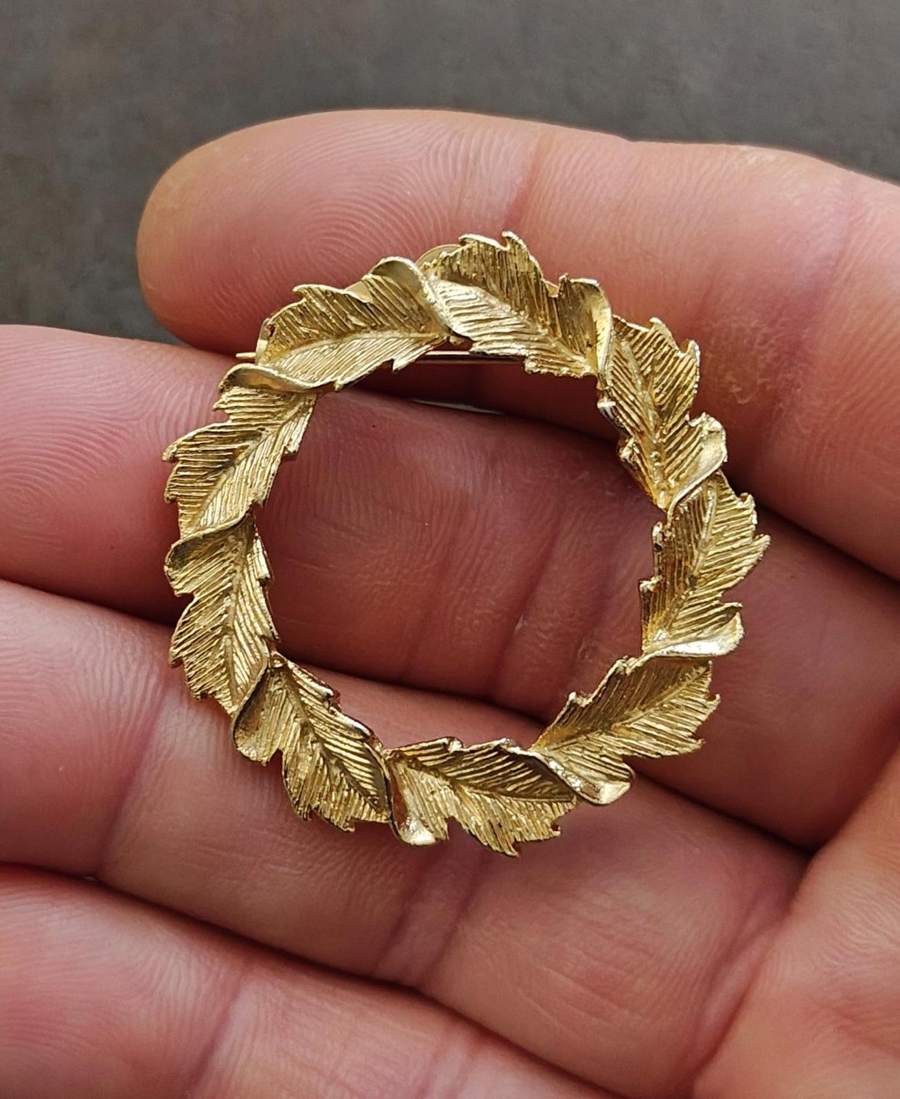 1980s Gold Tone Signed Gerry's Textured Leaf Wreath Brooch