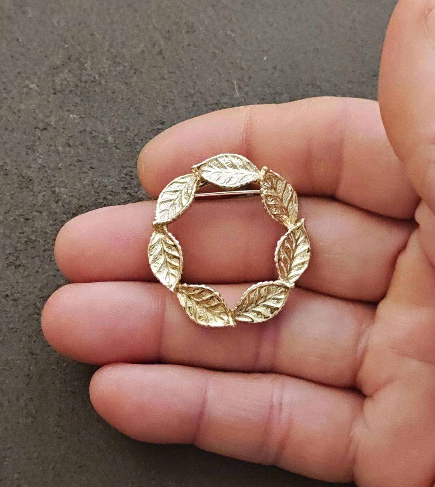 1960s Gerry's Gold Tone Textured Leaf Wreath Brooch