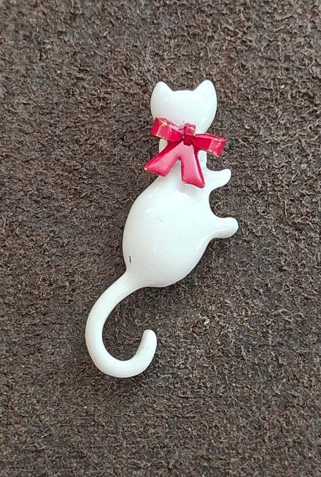 1960s/70s Metal White Enamel Cat Brooch Pin With Red Bow - photo 4