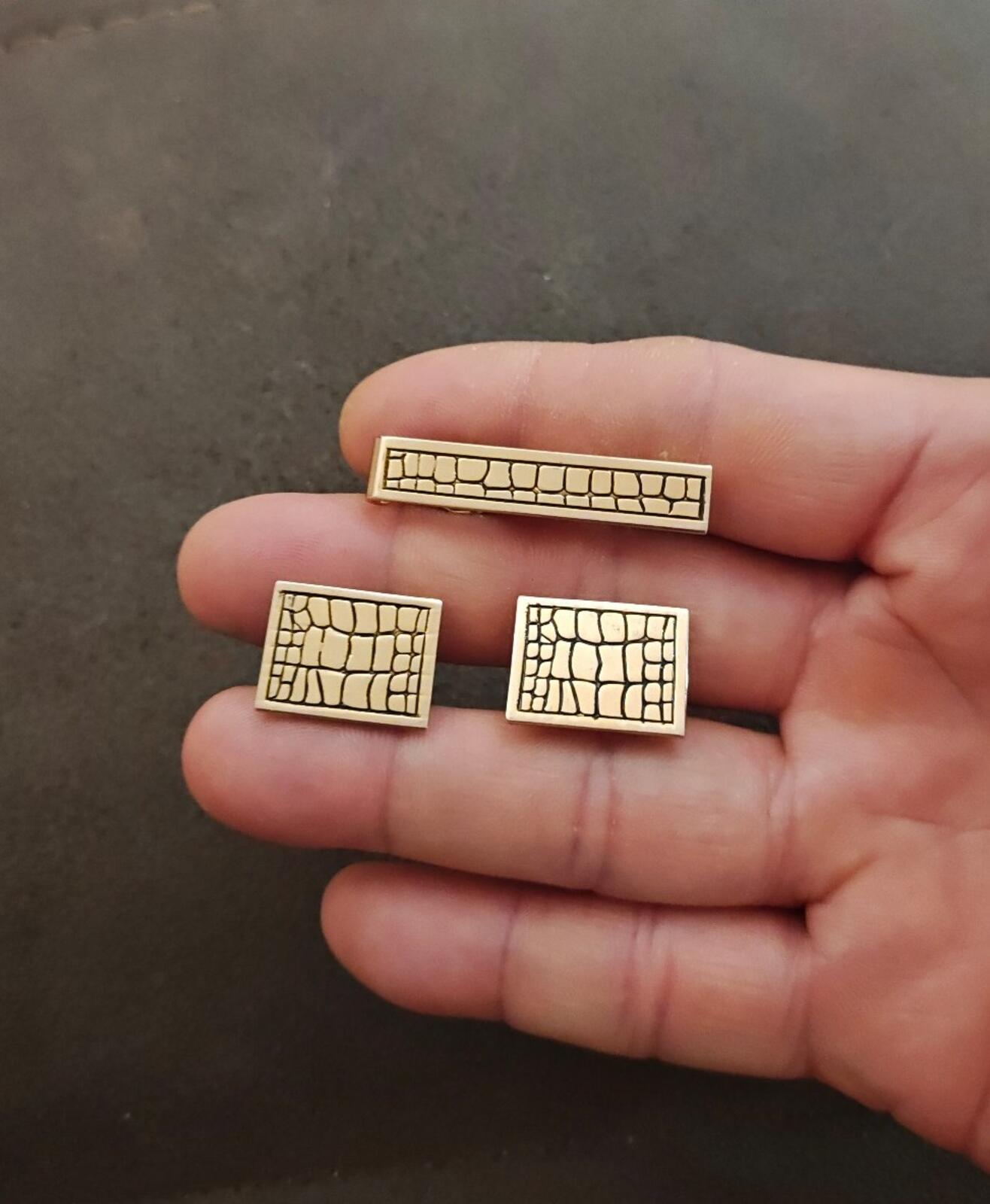 1960s Swank Lizard or Alligator Design Gold Tone Metal Cufflinks and Tie Bar Set