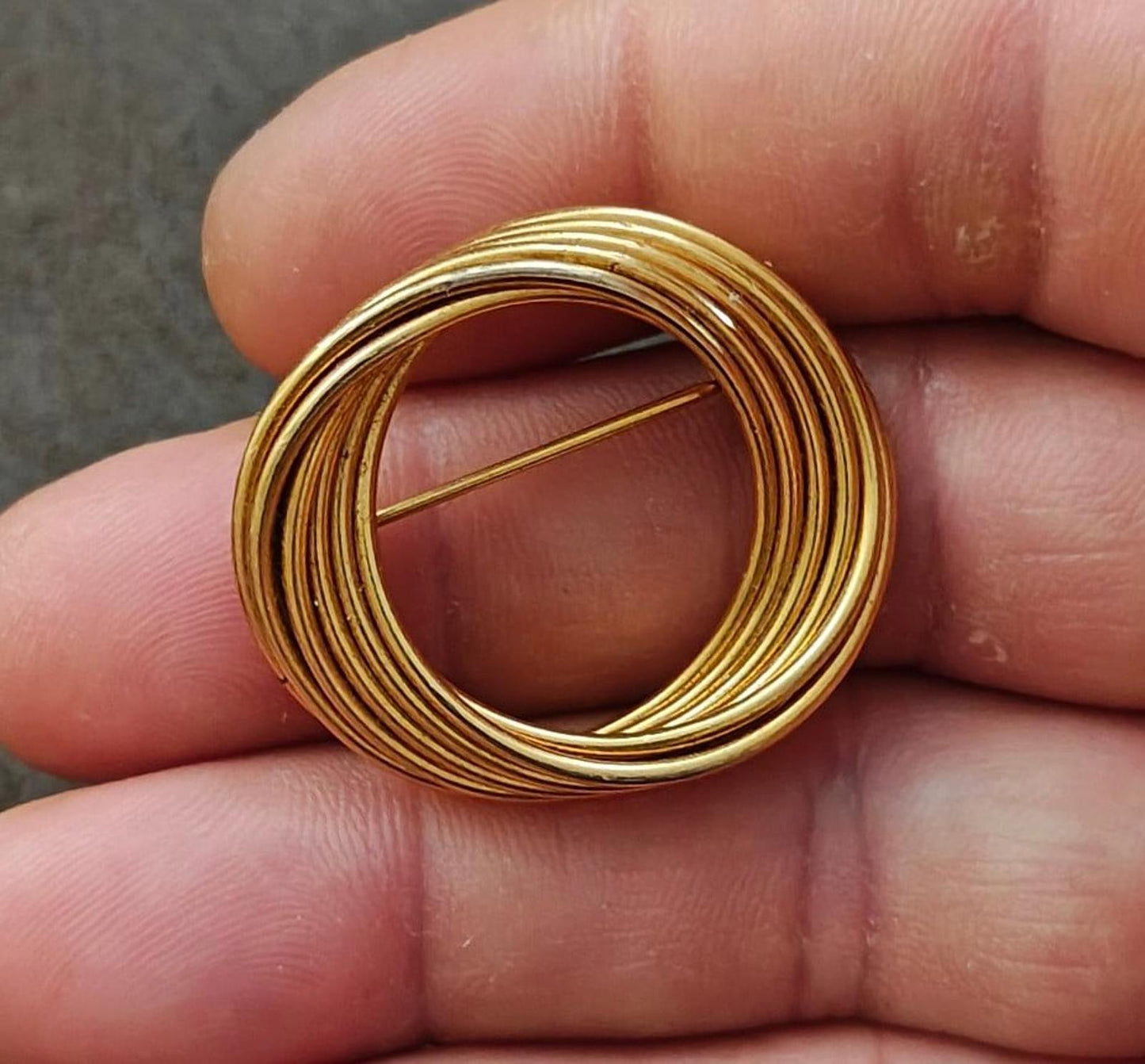 1980's Circle Gold Tone Brooch Pin