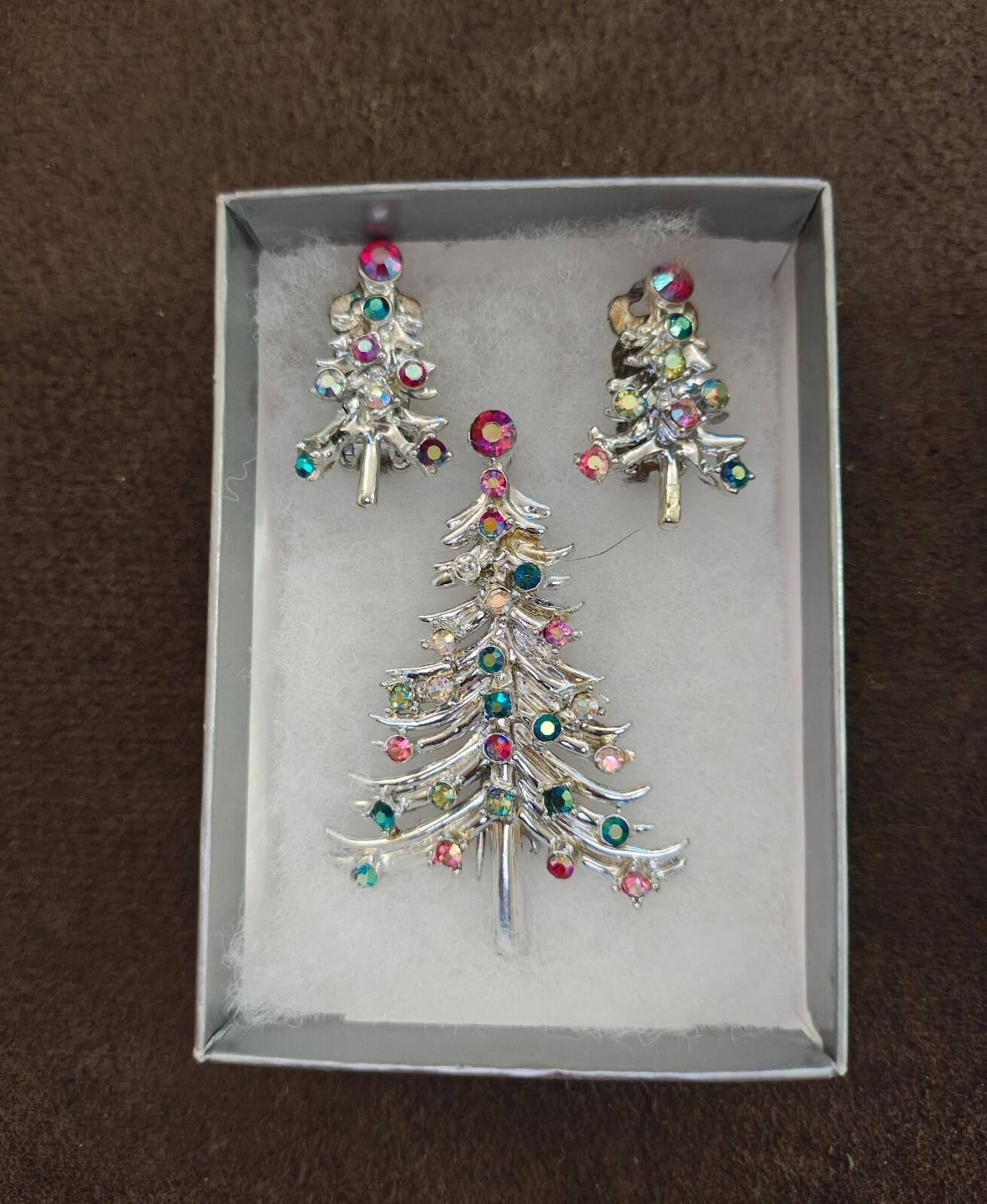 1960s Dodds Multi-Color Rhinestone Christmas Tree Brooch & Matching Earring Set