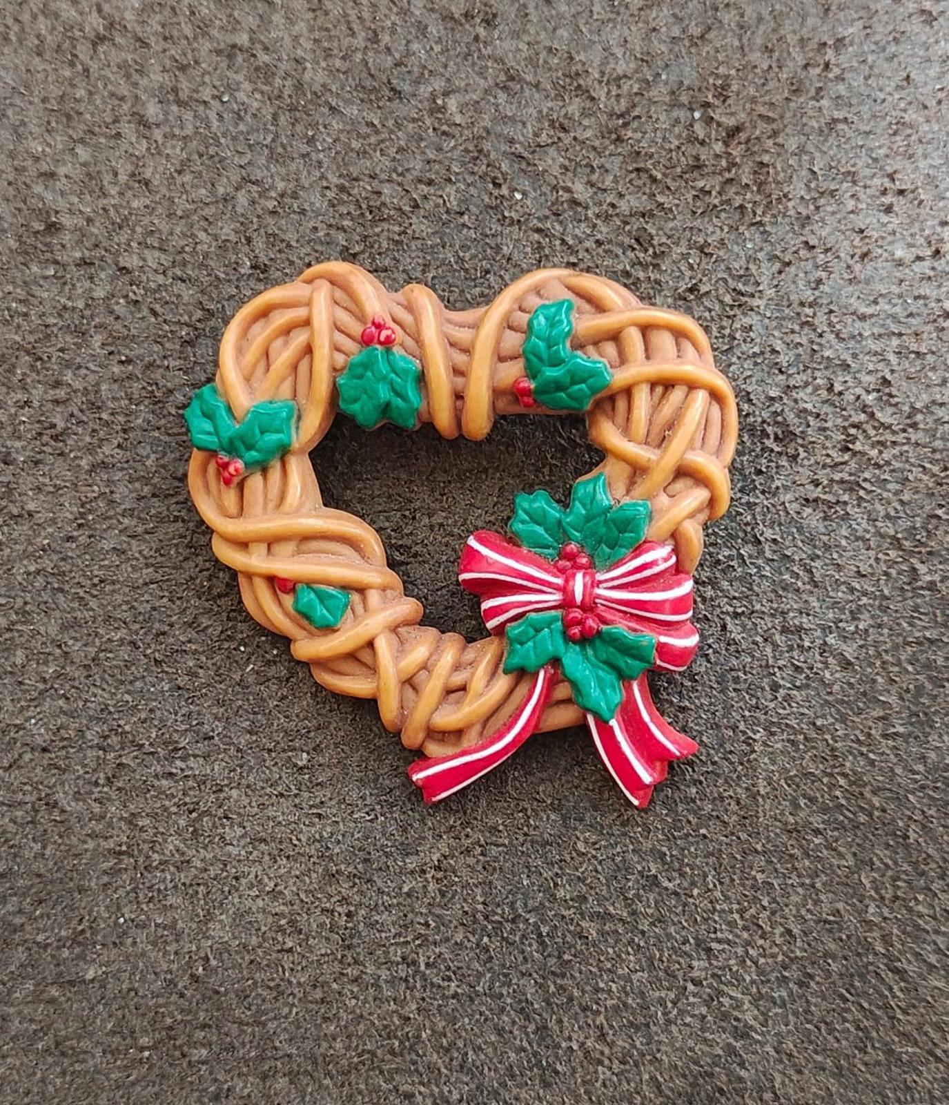 1980s Hallmark Plastic Heart-Shaped Christmas Wreath Brooch