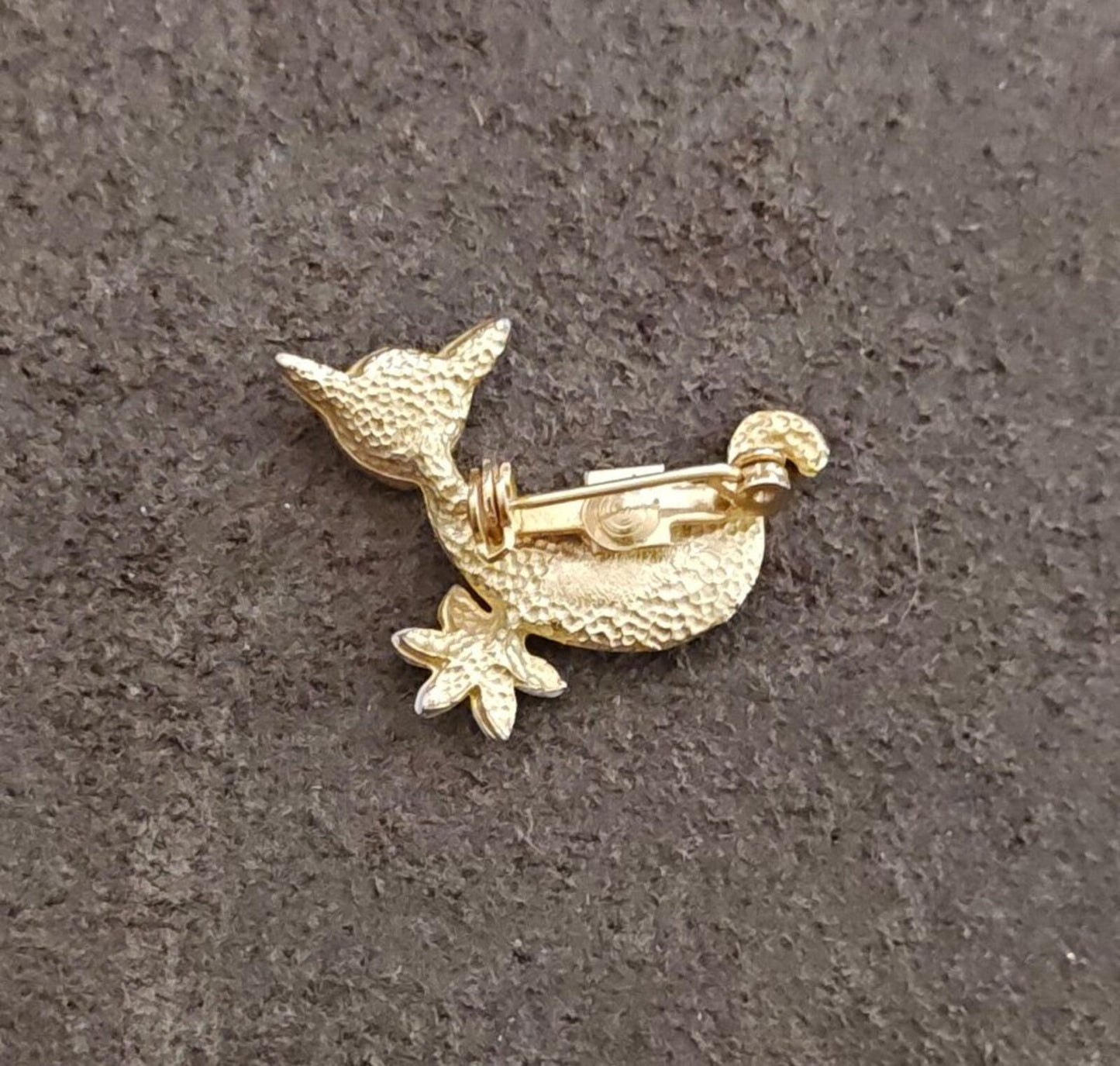 60s Gold Tone Textured Cat Holding a White Flower With Purple Rhinestone Brooch