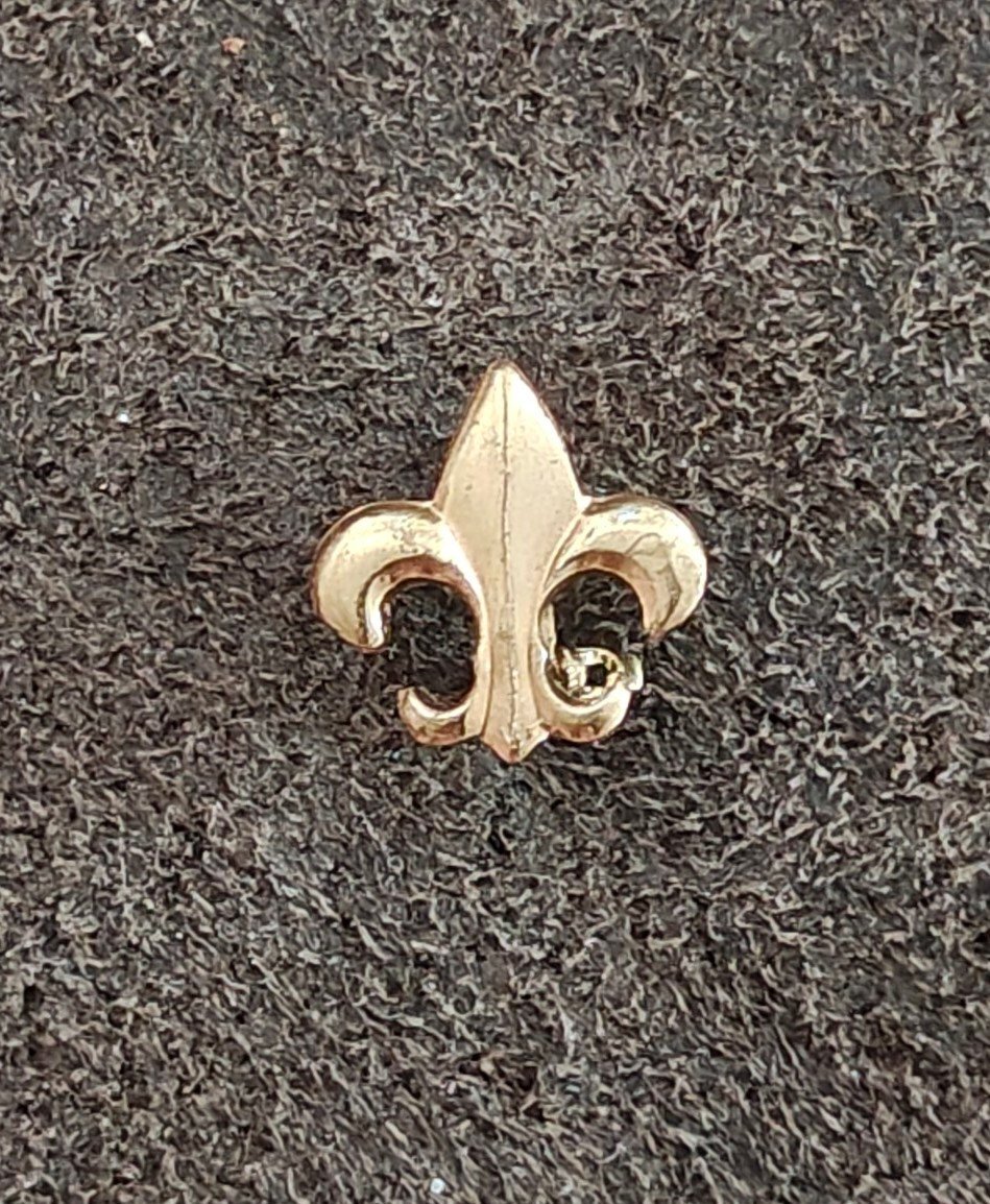 1980s Gold Tone Small Fleur-de-lis Pin Brooch