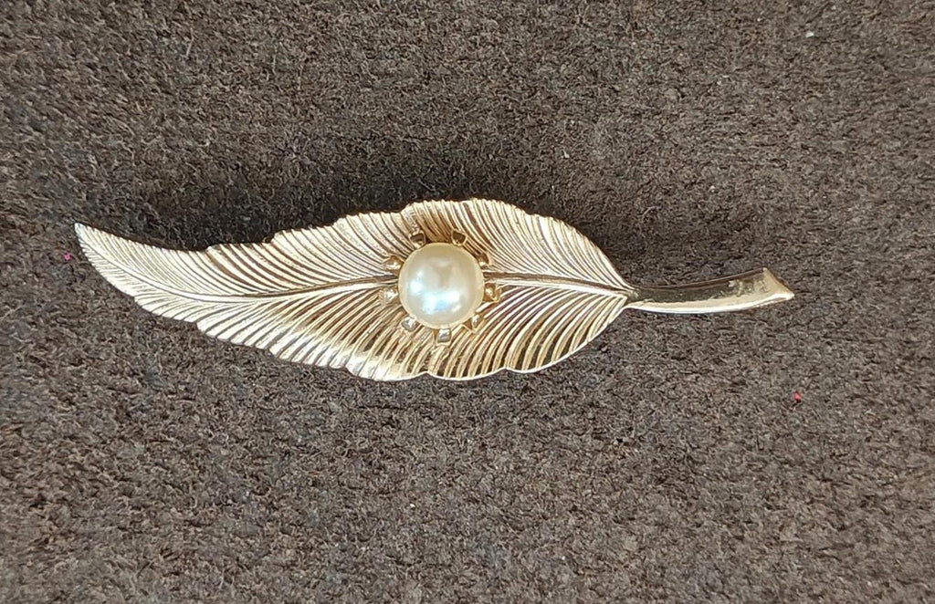 1960s Gold Tone Textured Leaf With Prong Set Faux Pearl